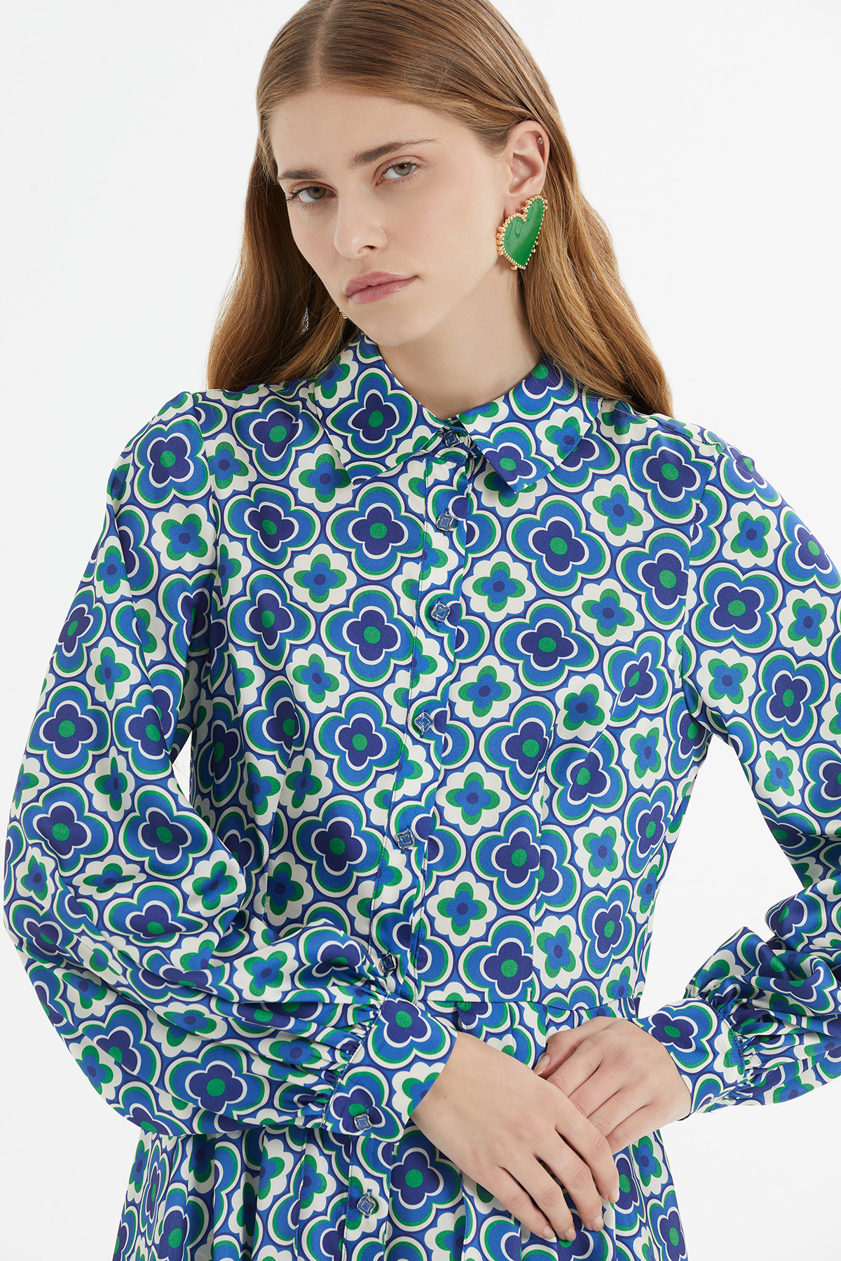 Eteği Asimetrik Yırtmaç Detaylı Düğmeli Desenli Midi Elbise