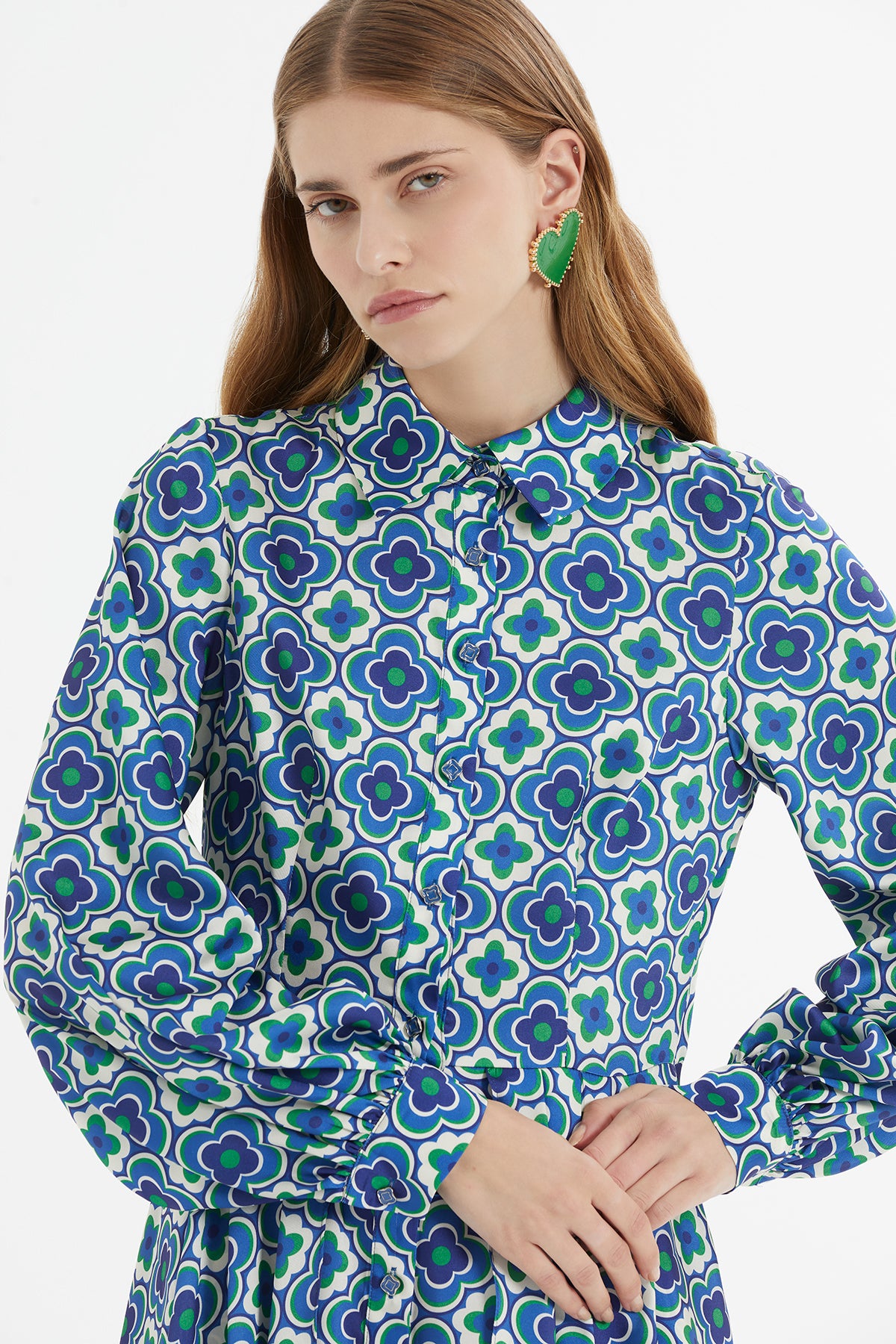 Eteği Asimetrik Yırtmaç Detaylı Düğmeli Desenli Midi Elbise