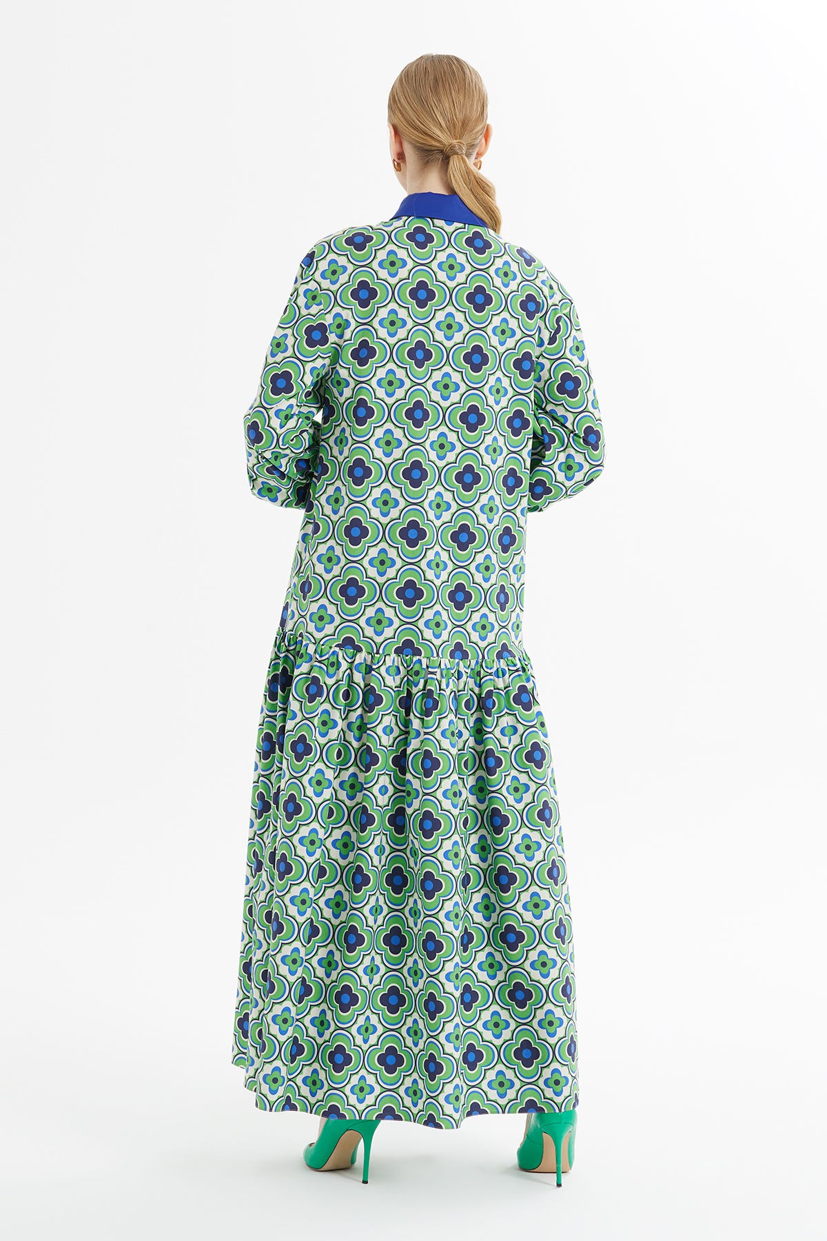 Eteği Büzgülü Önü Düğmeli Yaka Bağcık Bağlamalı Desenli Uzun Elbise