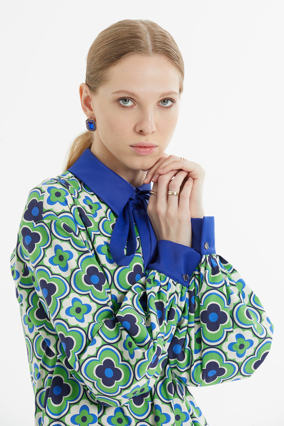 Eteği Büzgülü Önü Düğmeli Yaka Bağcık Bağlamalı Desenli Uzun Elbise