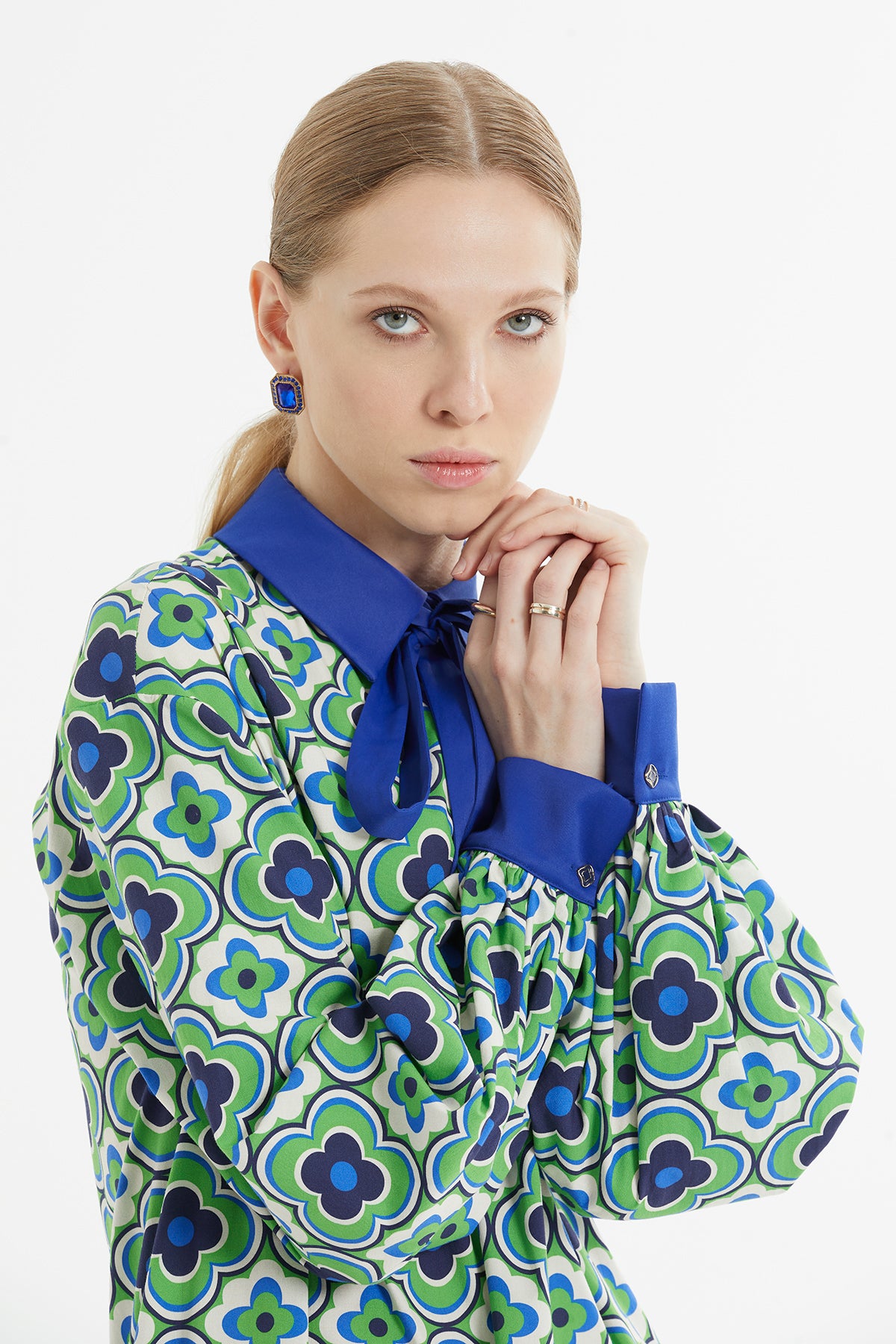 Eteği Büzgülü Önü Düğmeli Yaka Bağcık Bağlamalı Desenli Uzun Elbise