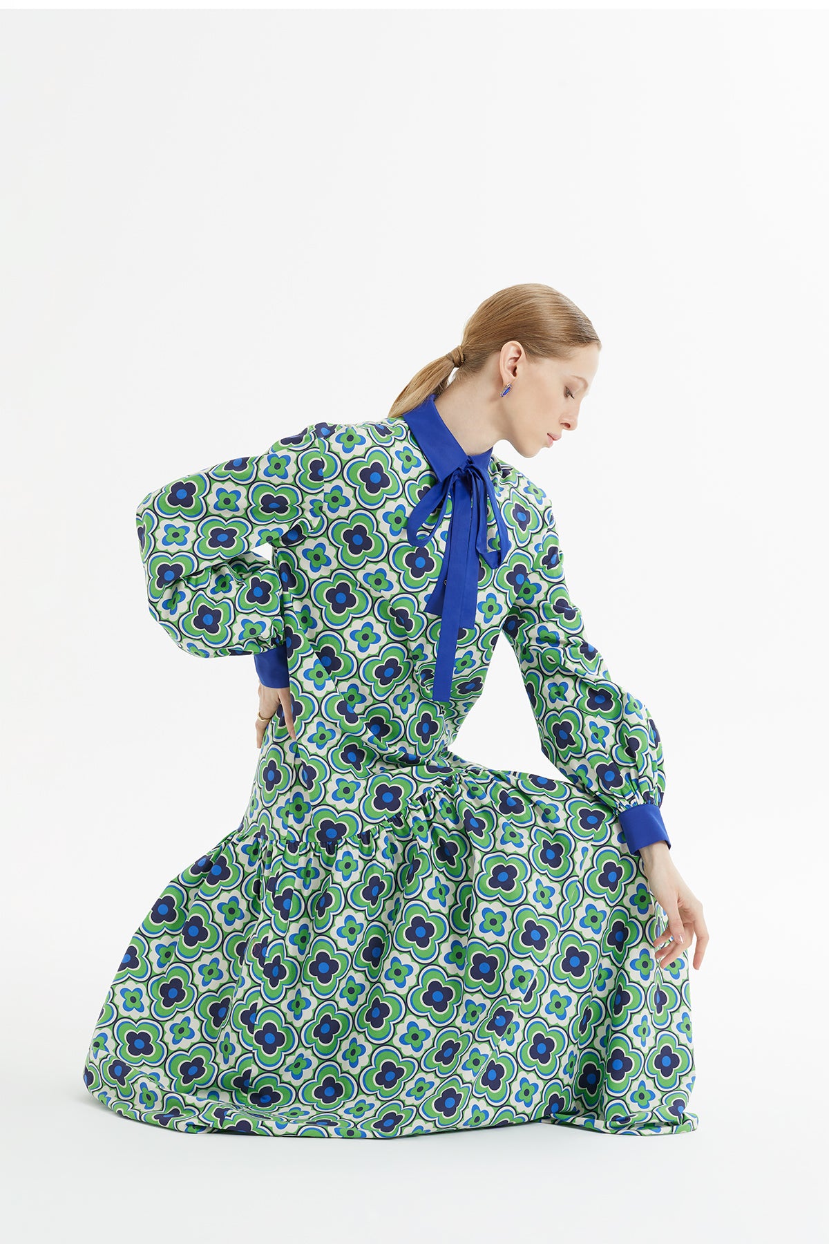 Eteği Büzgülü Önü Düğmeli Yaka Bağcık Bağlamalı Desenli Uzun Elbise