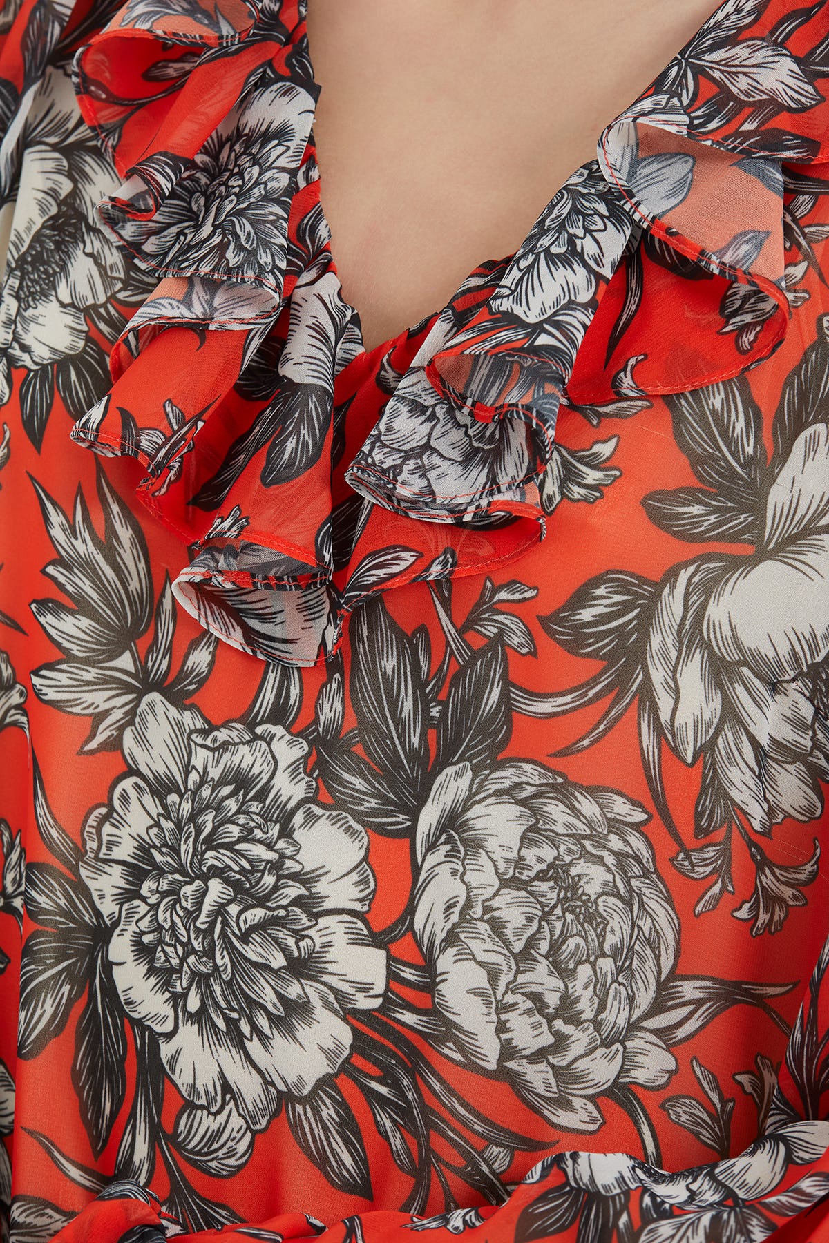 Volan Detaylı Bileği Lastikli V Yaka Desenli Uzun Elbise