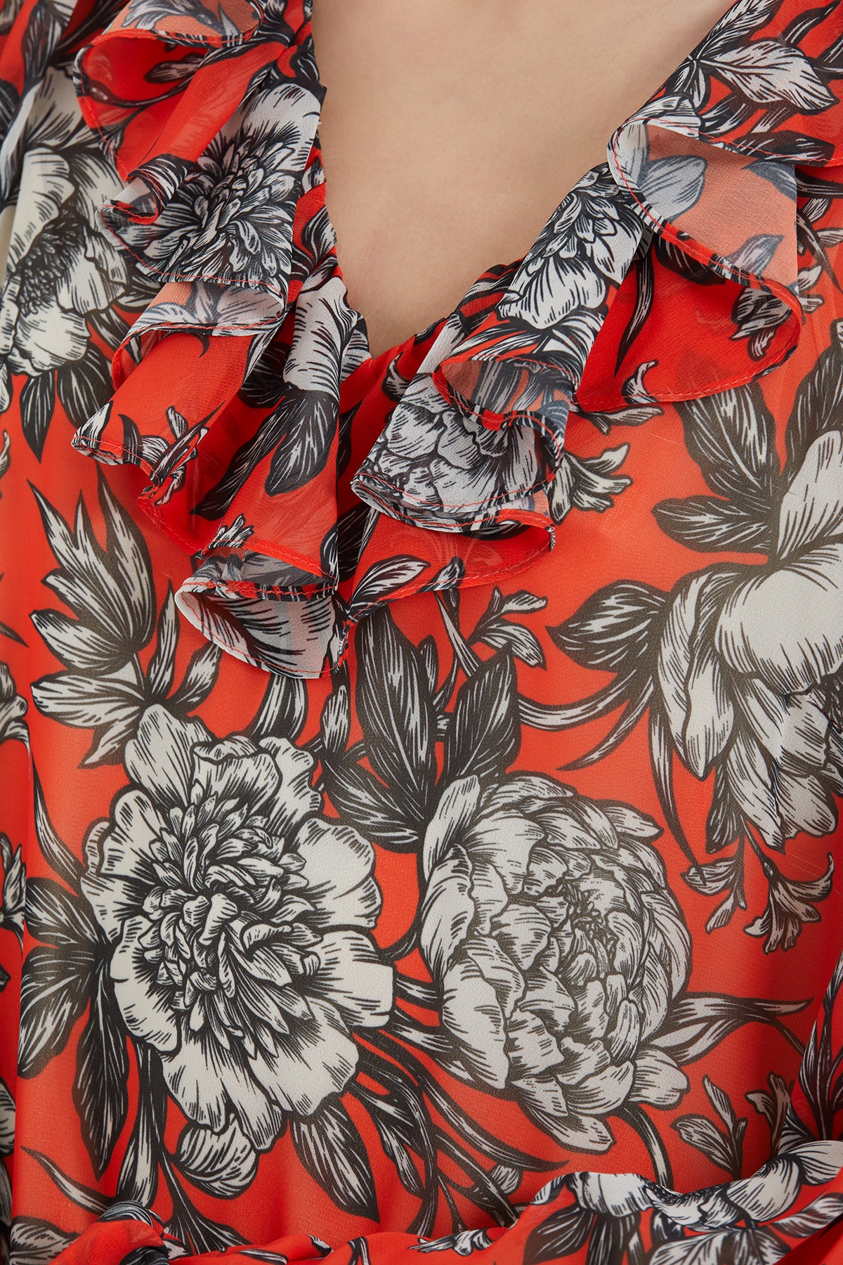 Volan Detaylı Bileği Lastikli V Yaka Desenli Uzun Elbise