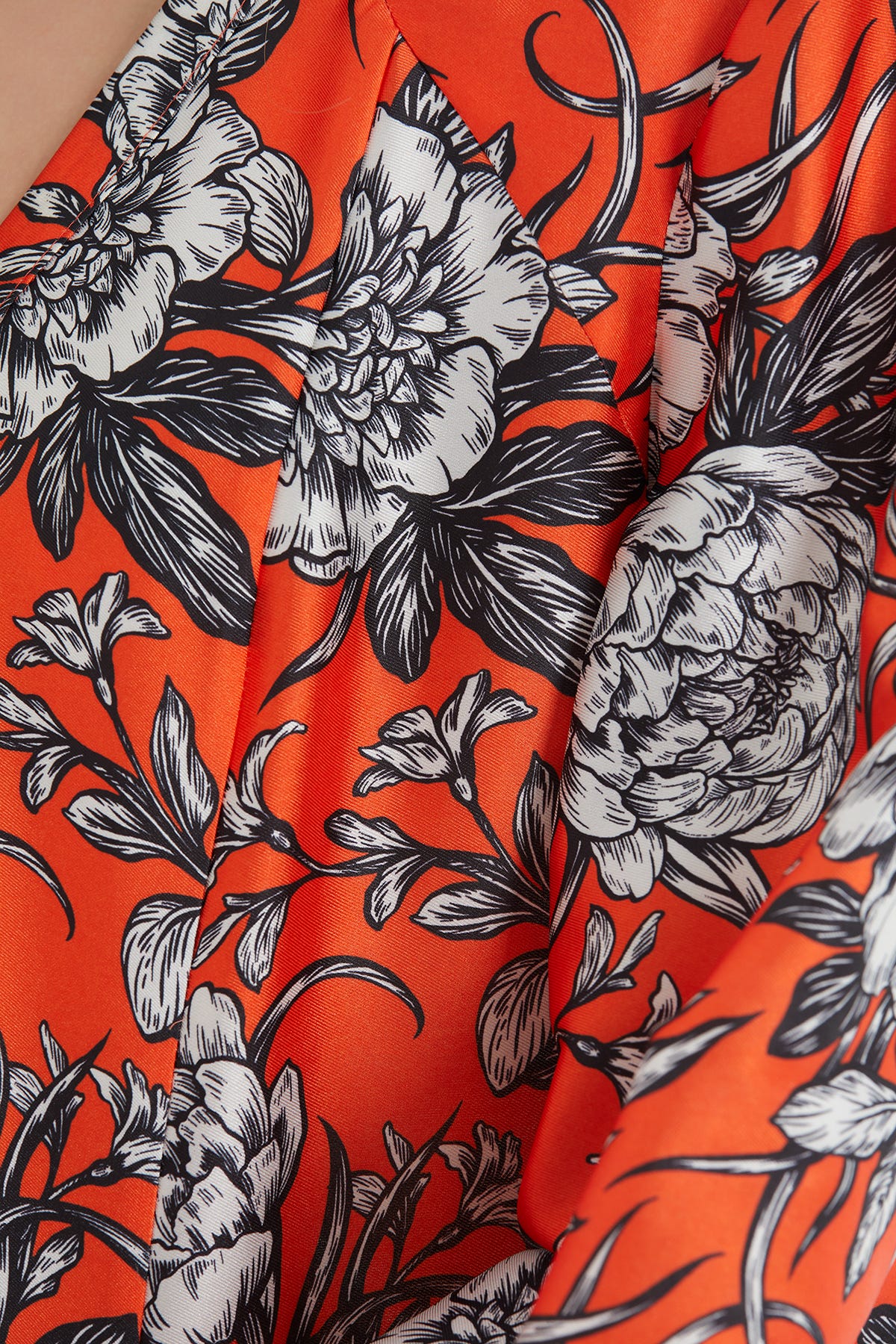 V Yaka Gül Düğmeli Eteği Kloş Desenli Uzun Elbise