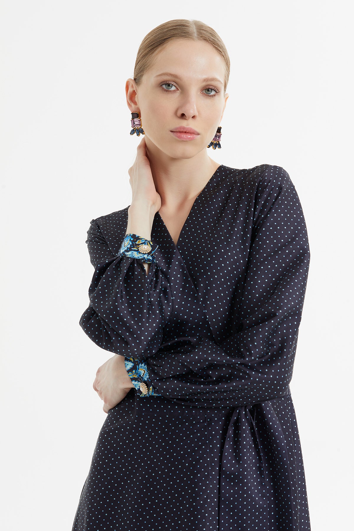 Kruvaze Kapamalı Beli Kuşaklı Puantiyeli Uzun Elbise