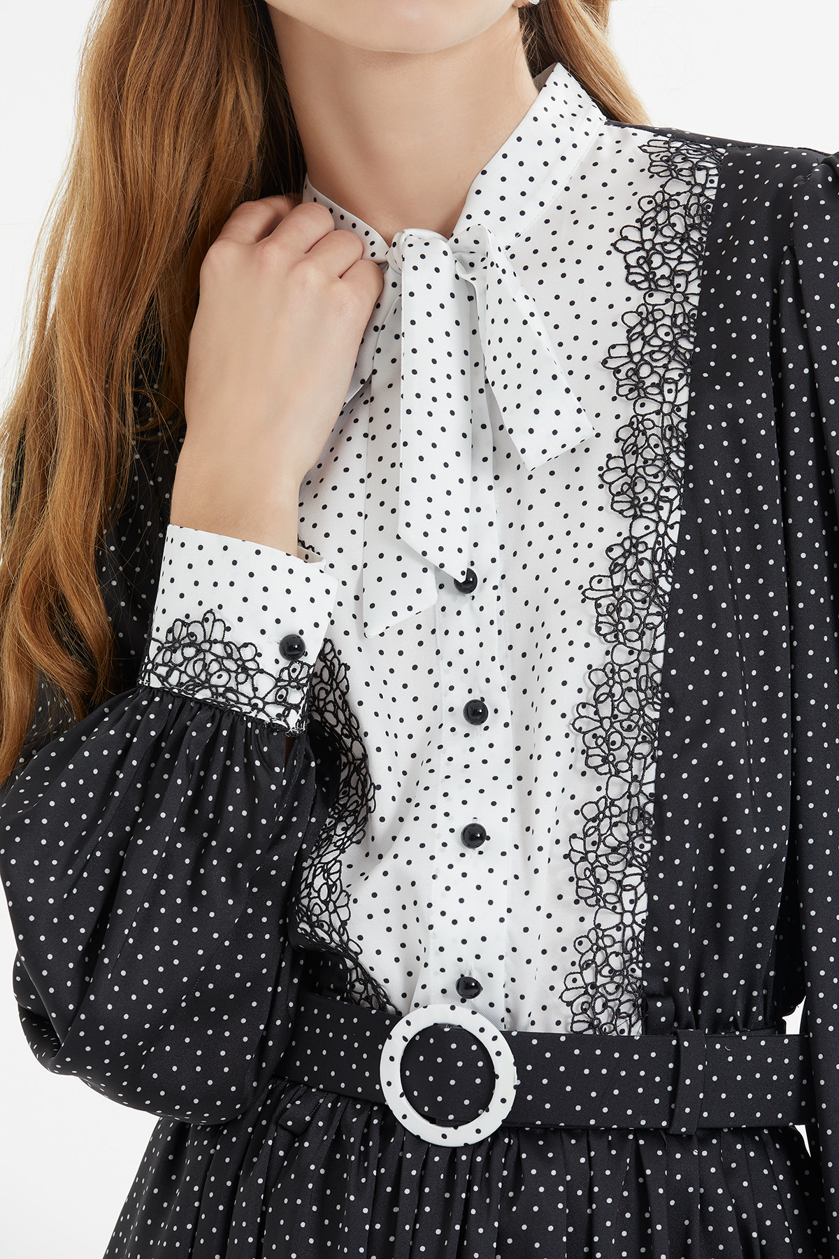 Yakası Kuşak Bağlamalı Puantiyeli Midi Boy Elbise