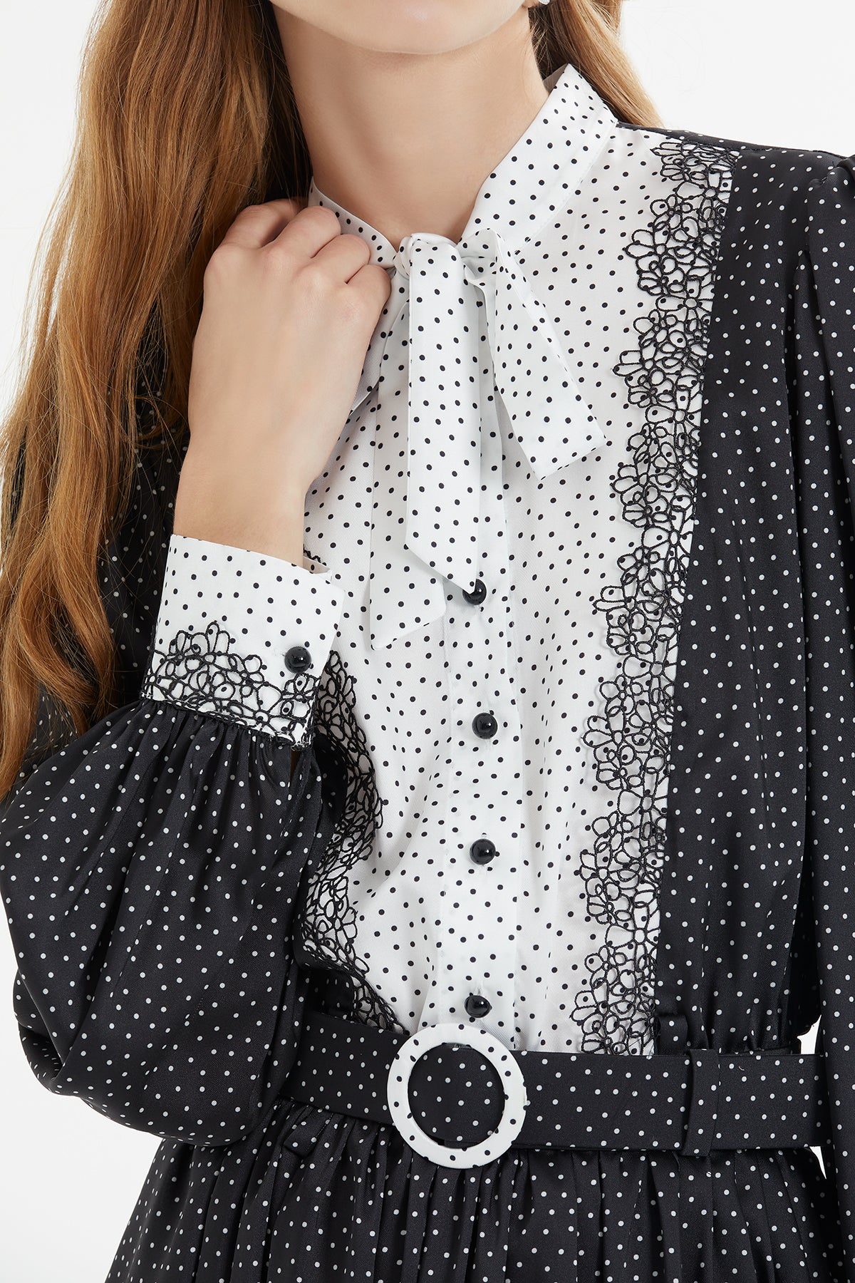 Yakası Kuşak Bağlamalı Puantiyeli Midi Boy Elbise