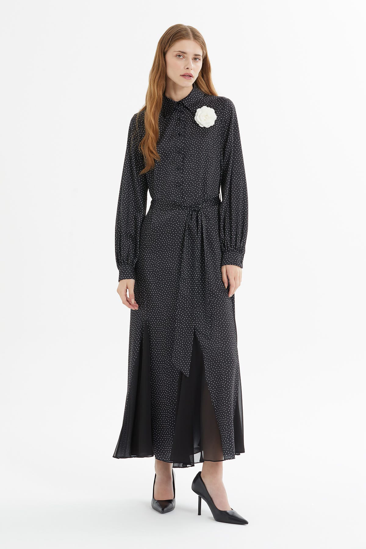 Eteği Kloş Yaka Broş Detaylı Puantiyeli Maxi Elbise