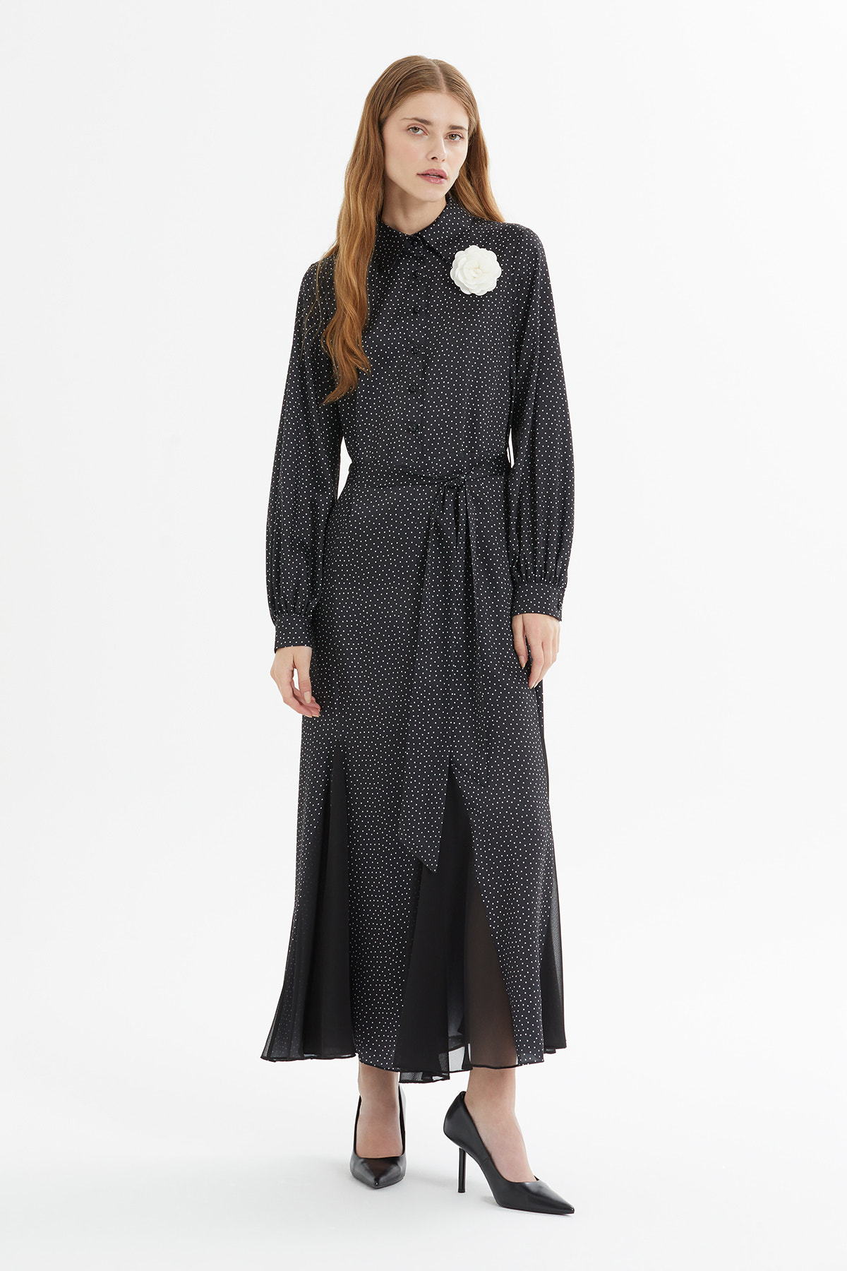 Eteği Kloş Yaka Broş Detaylı Puantiyeli Maxi Elbise