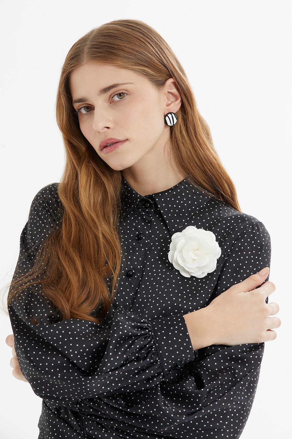 Eteği Kloş Yaka Broş Detaylı Puantiyeli Maxi Elbise