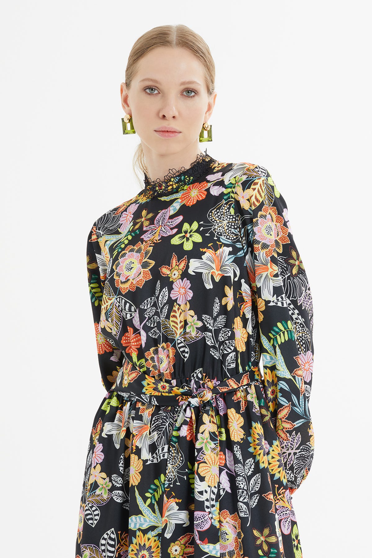 Beli Büzgülü Dantel Geçiş Detaylı Desenli Uzun Elbise