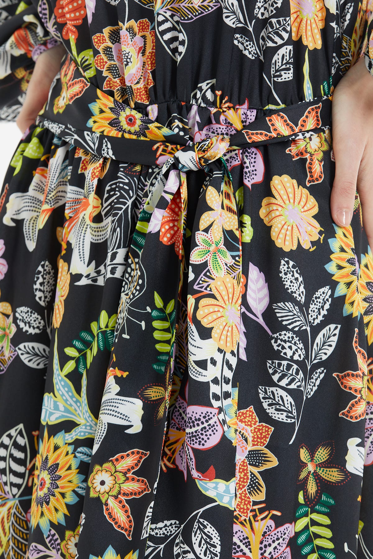 Beli Büzgülü Dantel Geçiş Detaylı Desenli Uzun Elbise