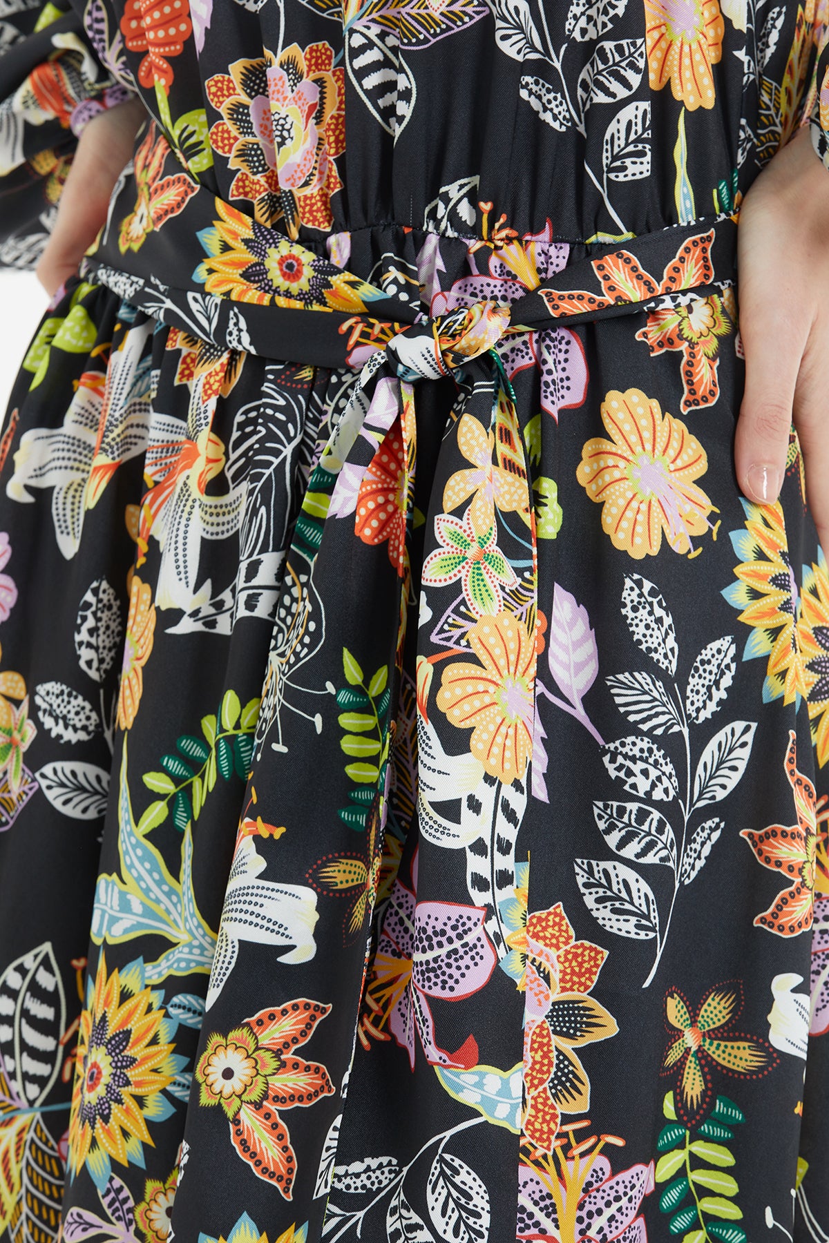 Beli Büzgülü Dantel Geçiş Detaylı Desenli Uzun Elbise