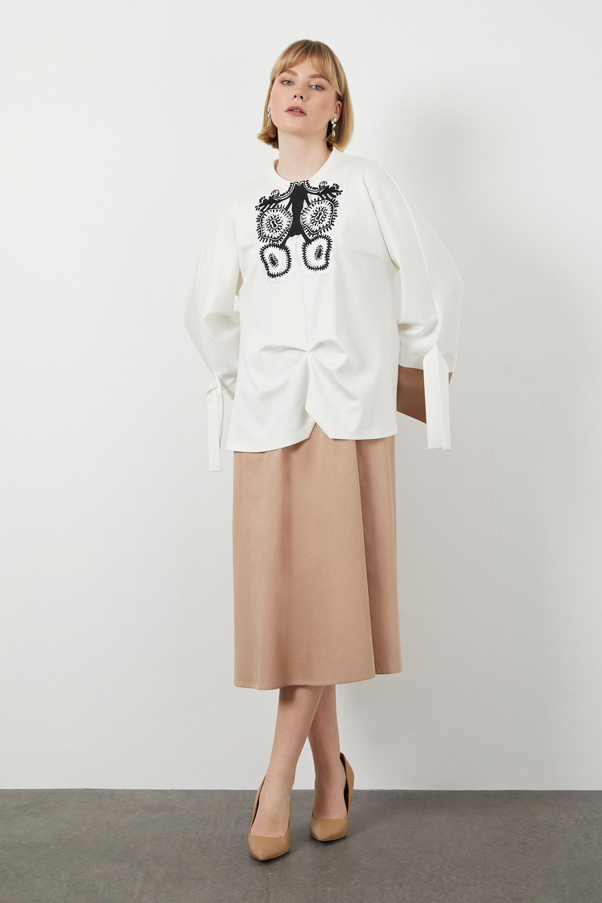 İşlemeli İki Renkli Minimalist Midi Elbise