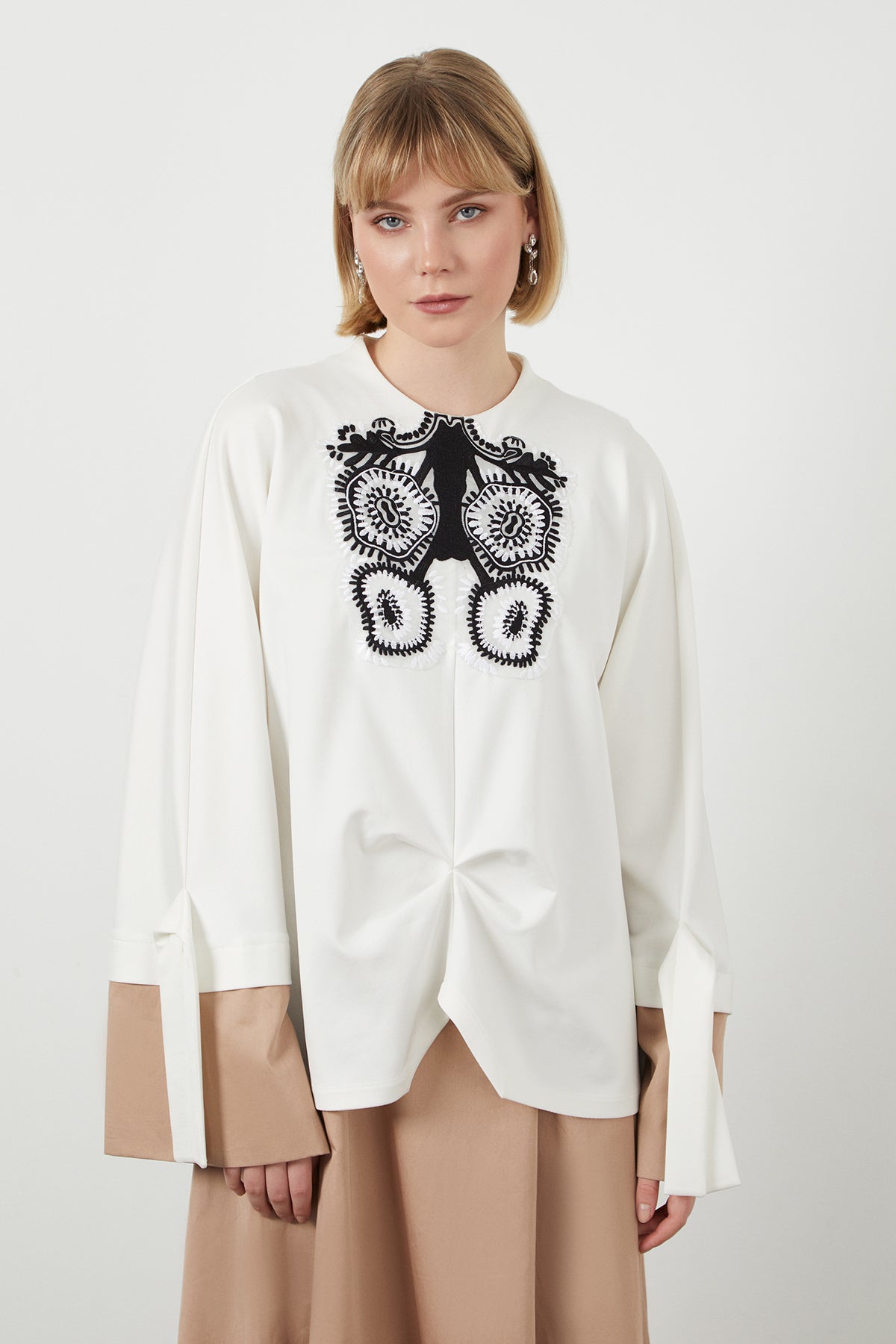 İşlemeli İki Renkli Minimalist Midi Elbise