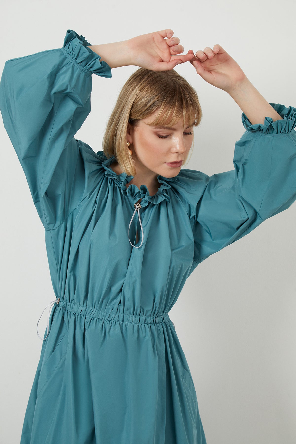 Turkuaz Fırfırlı Belden Büzgülü Midi Elbise