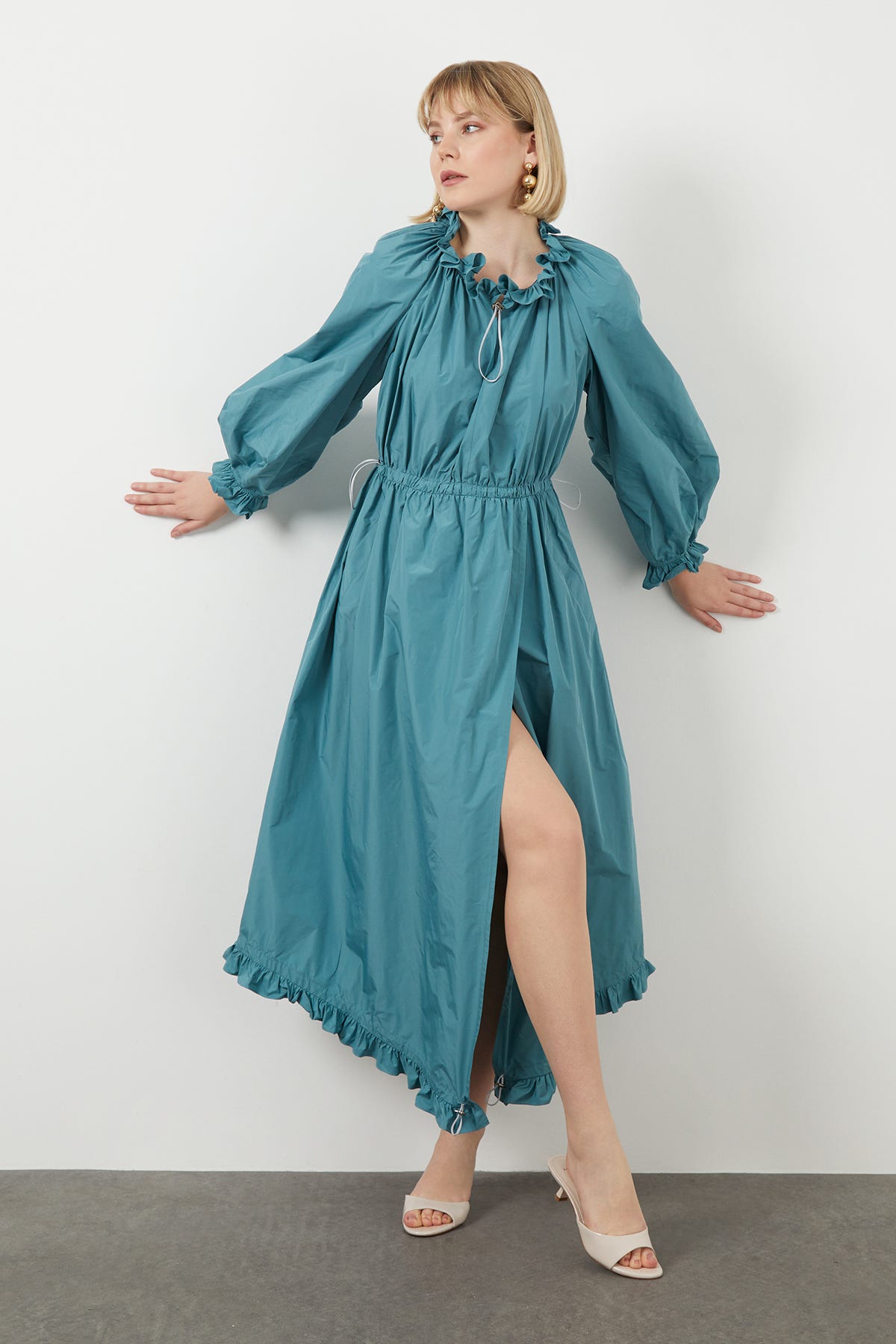 Turkuaz Fırfırlı Belden Büzgülü Midi Elbise