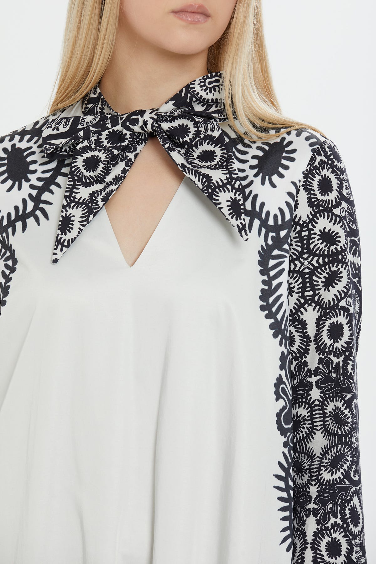 Desenli Fular Detaylı Midi Elbise