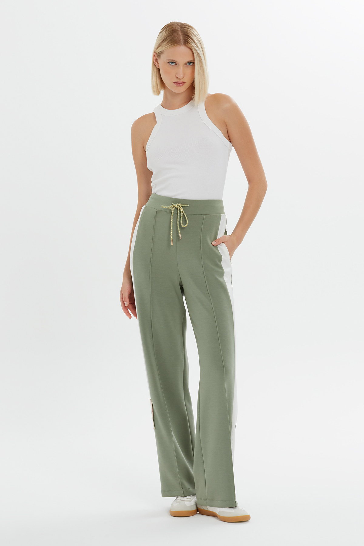 Şerit Detaylı Çiçek Yamalı Rahat Kesim Eşofman Altı