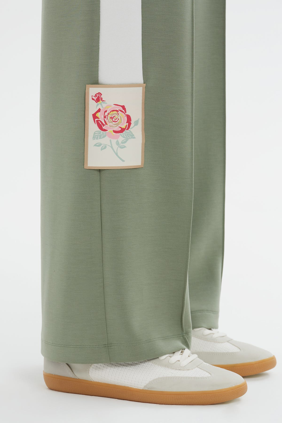 Şerit Detaylı Çiçek Yamalı Rahat Kesim Eşofman Altı