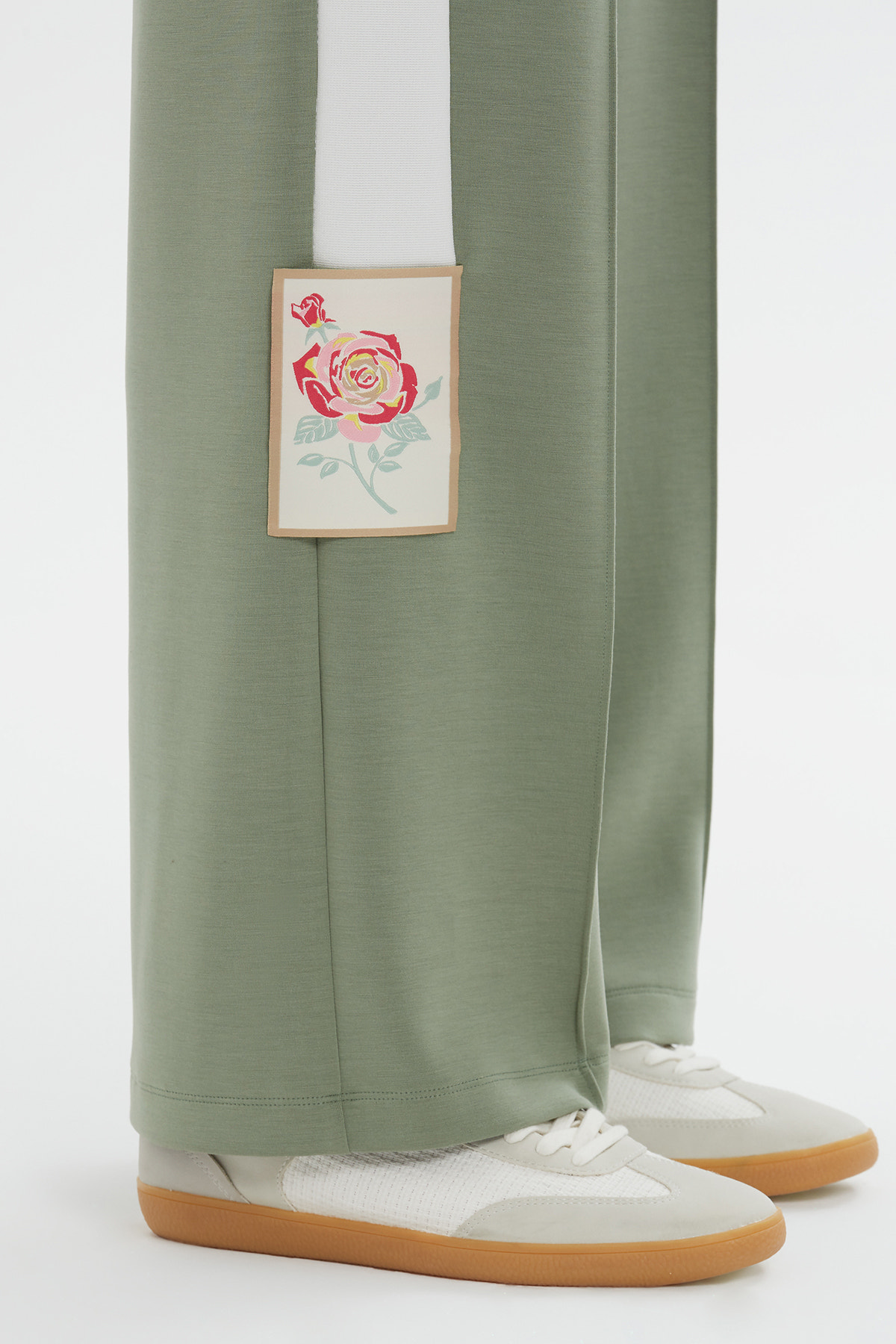 Şerit Detaylı Çiçek Yamalı Rahat Kesim Eşofman Altı