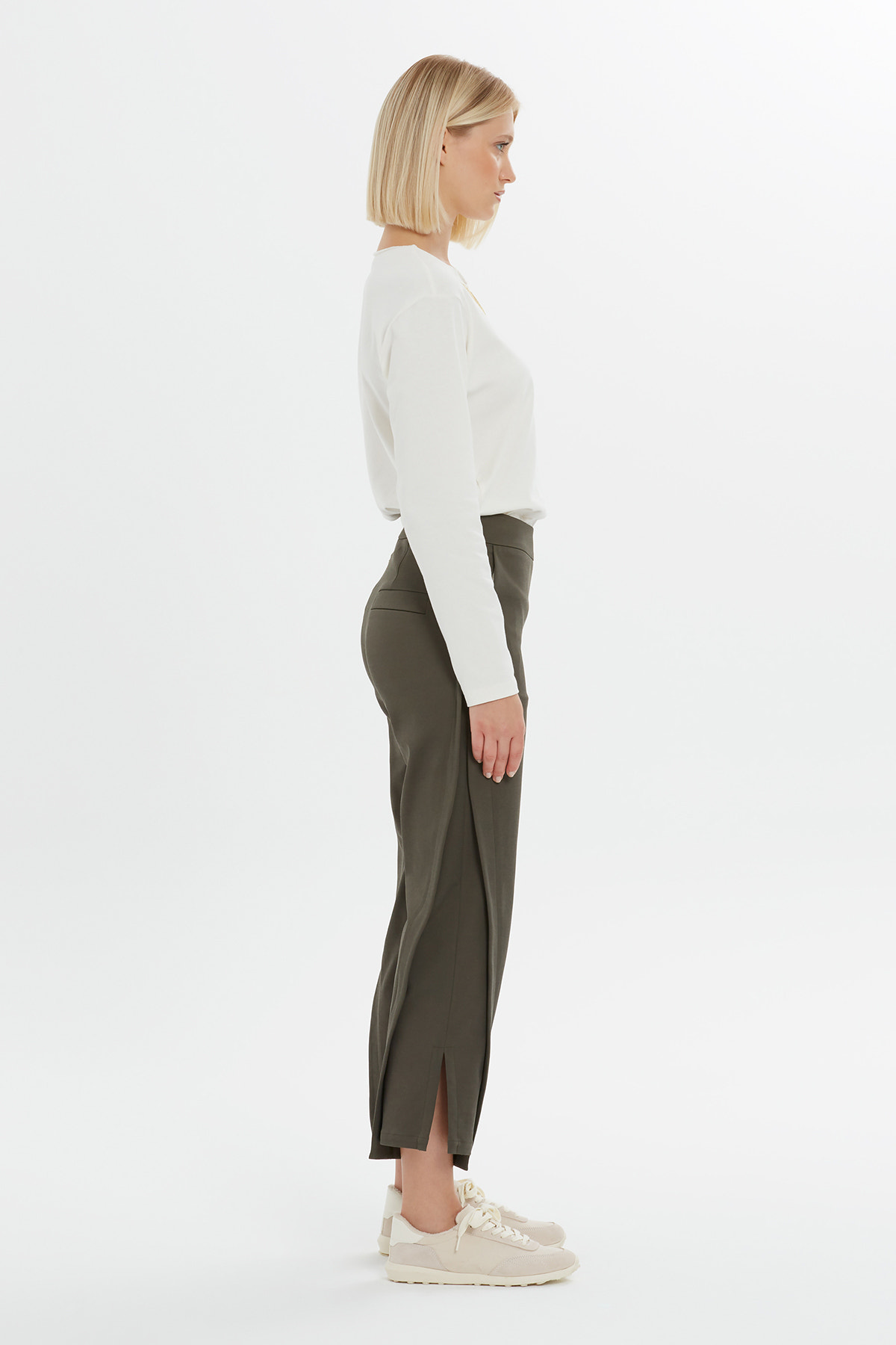 Arka Cep Kelebek Nakış Detaylı Pantolon