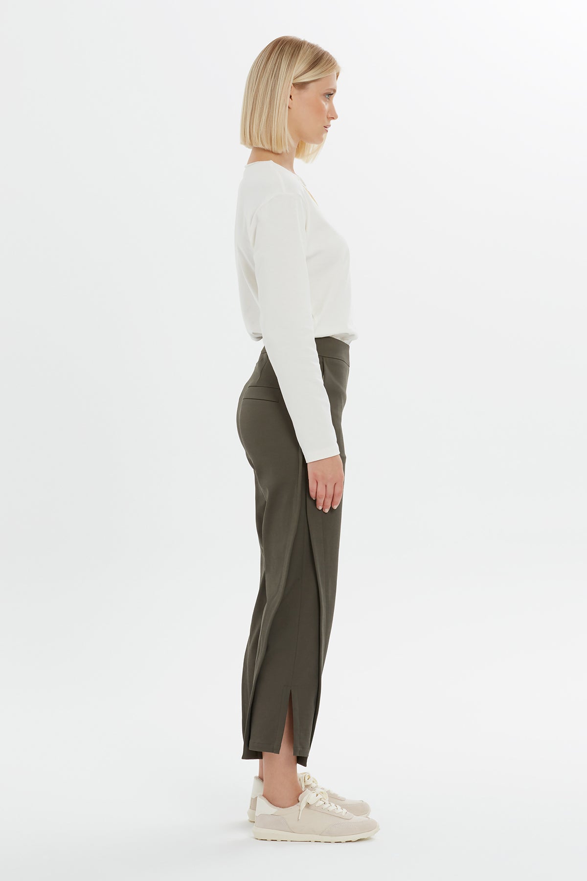 Arka Cep Kelebek Nakış Detaylı Pantolon