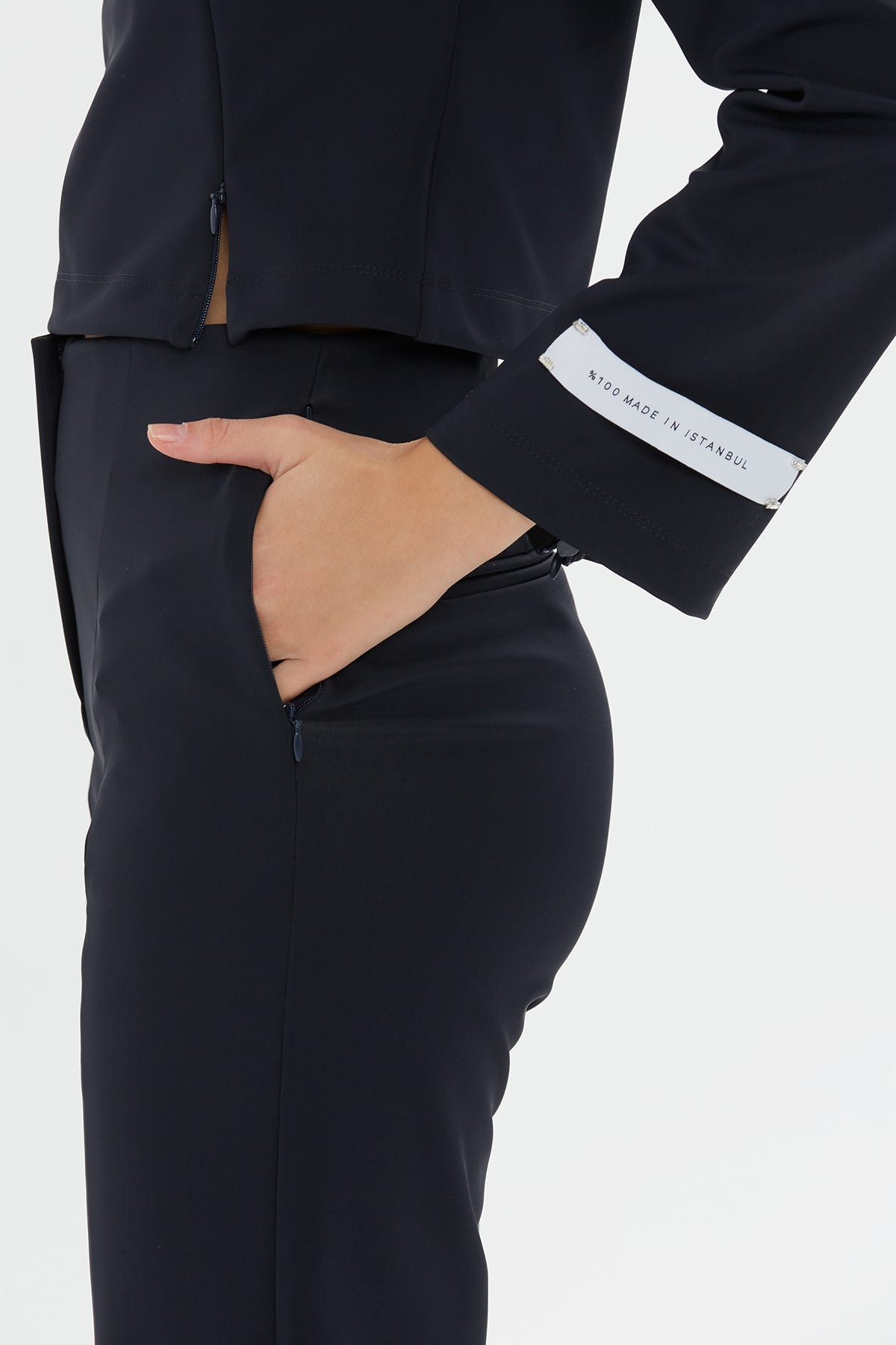 Asimetrik Kesim Yüksek Yakalı Crop