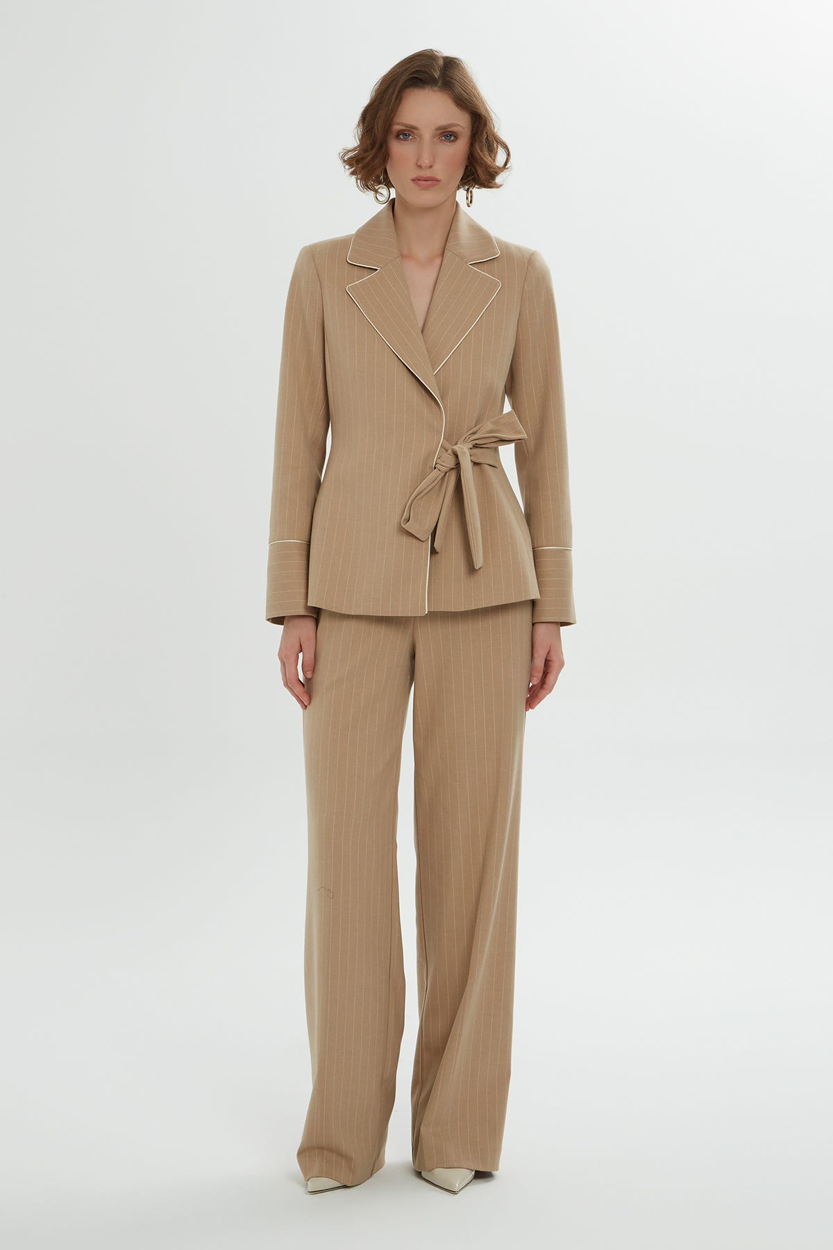 Sol Tarafı Bağcık Detaylı Çizgili Ceket Pantolon Takım
