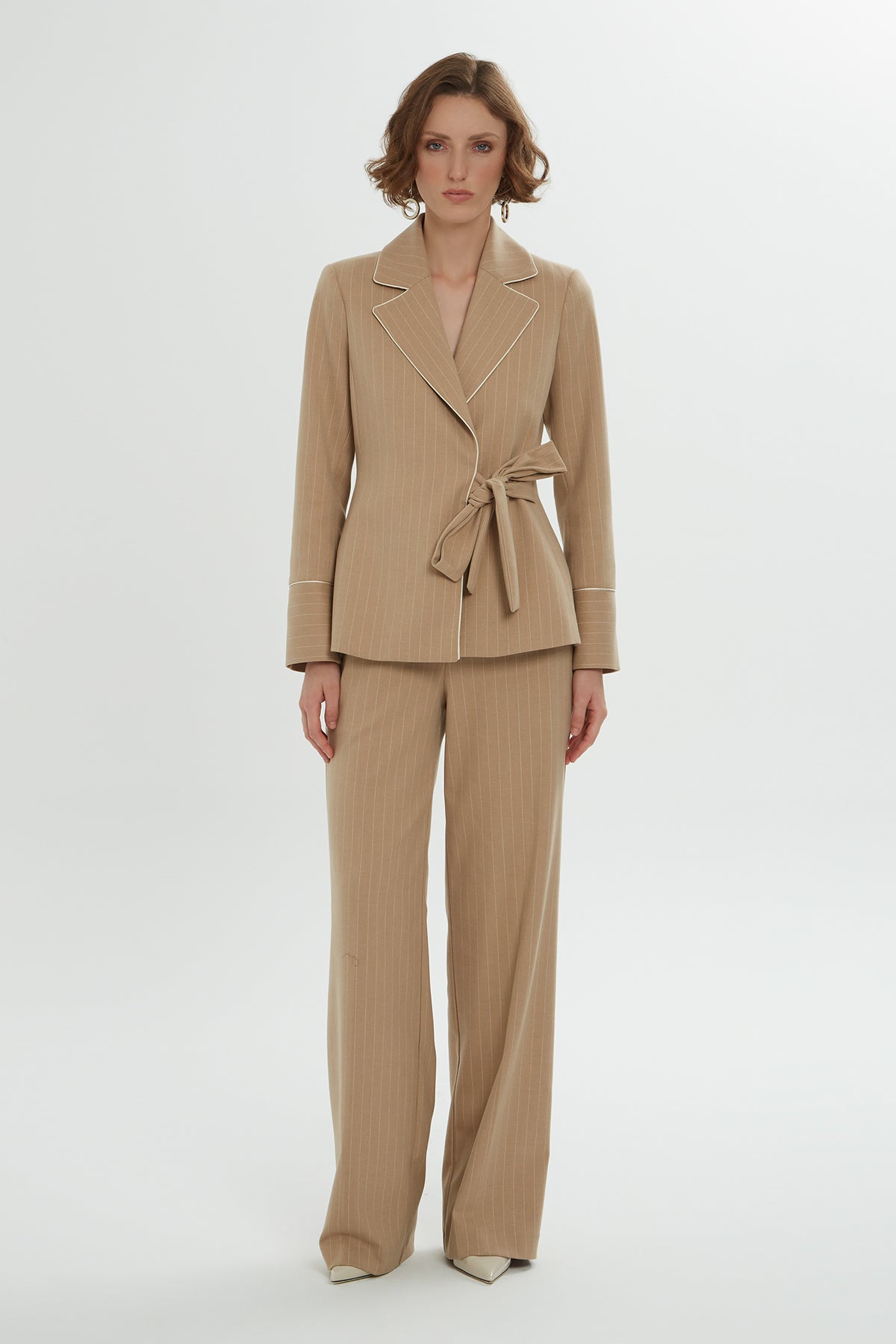 Sol Tarafı Bağcık Detaylı Çizgili Ceket Pantolon Takım