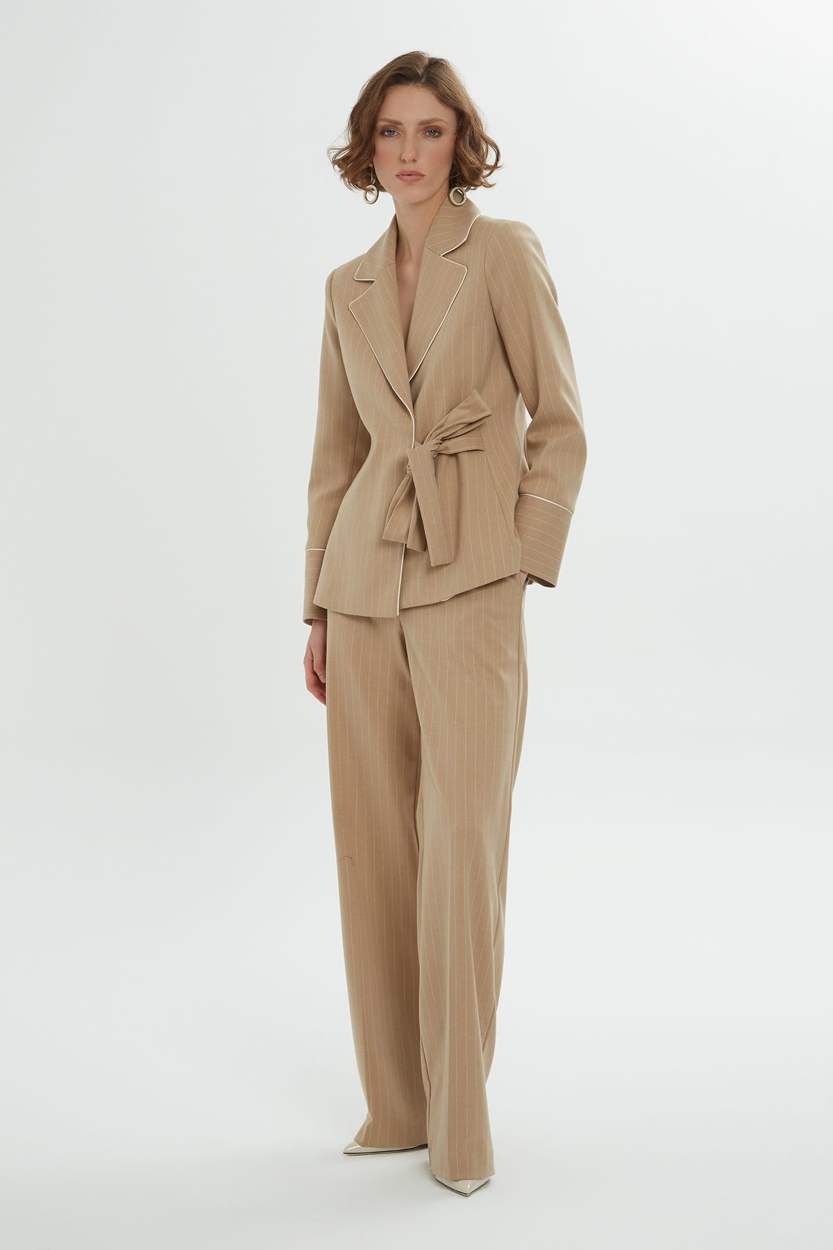 Sol Tarafı Bağcık Detaylı Çizgili Ceket Pantolon Takım