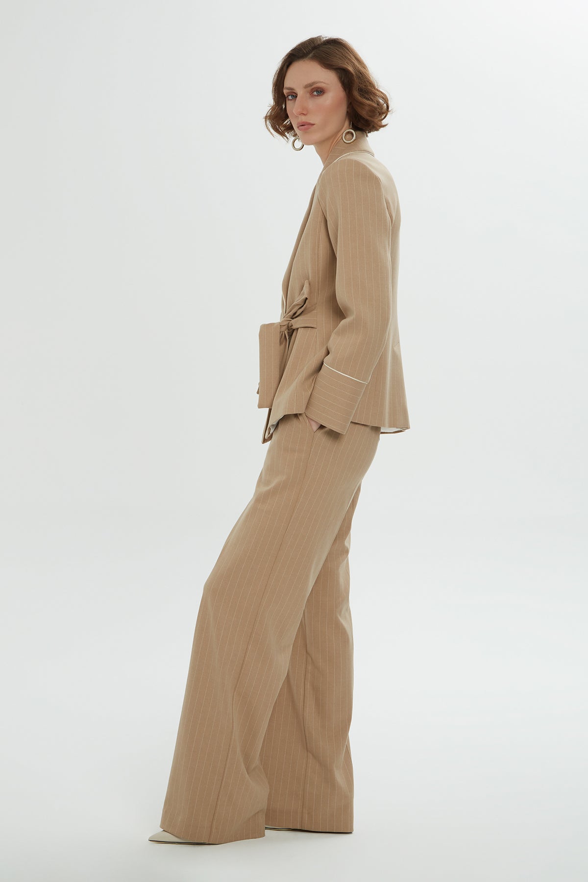 Sol Tarafı Bağcık Detaylı Çizgili Ceket Pantolon Takım