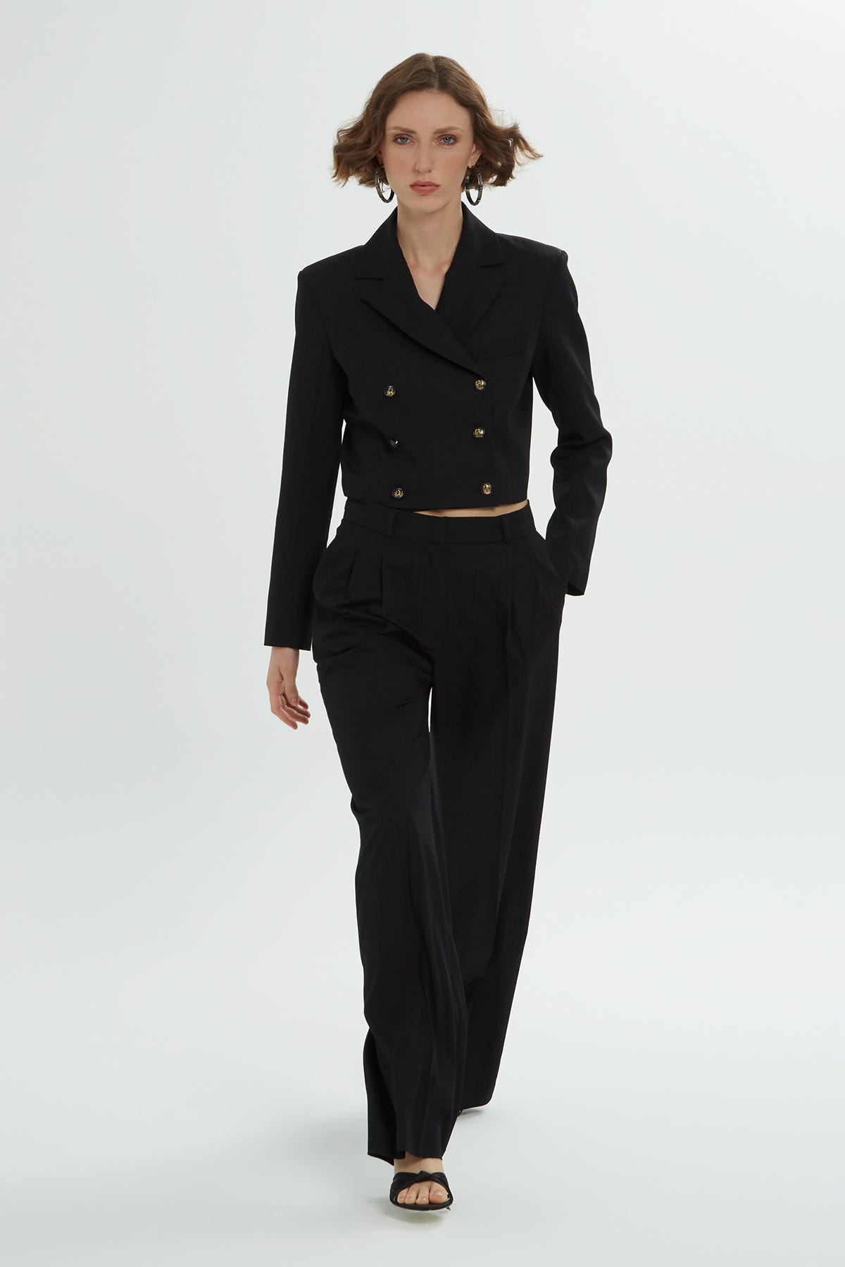 Kruvaze Kapamalı Kısa Ceketli Palazzo Pantolonlu Takım