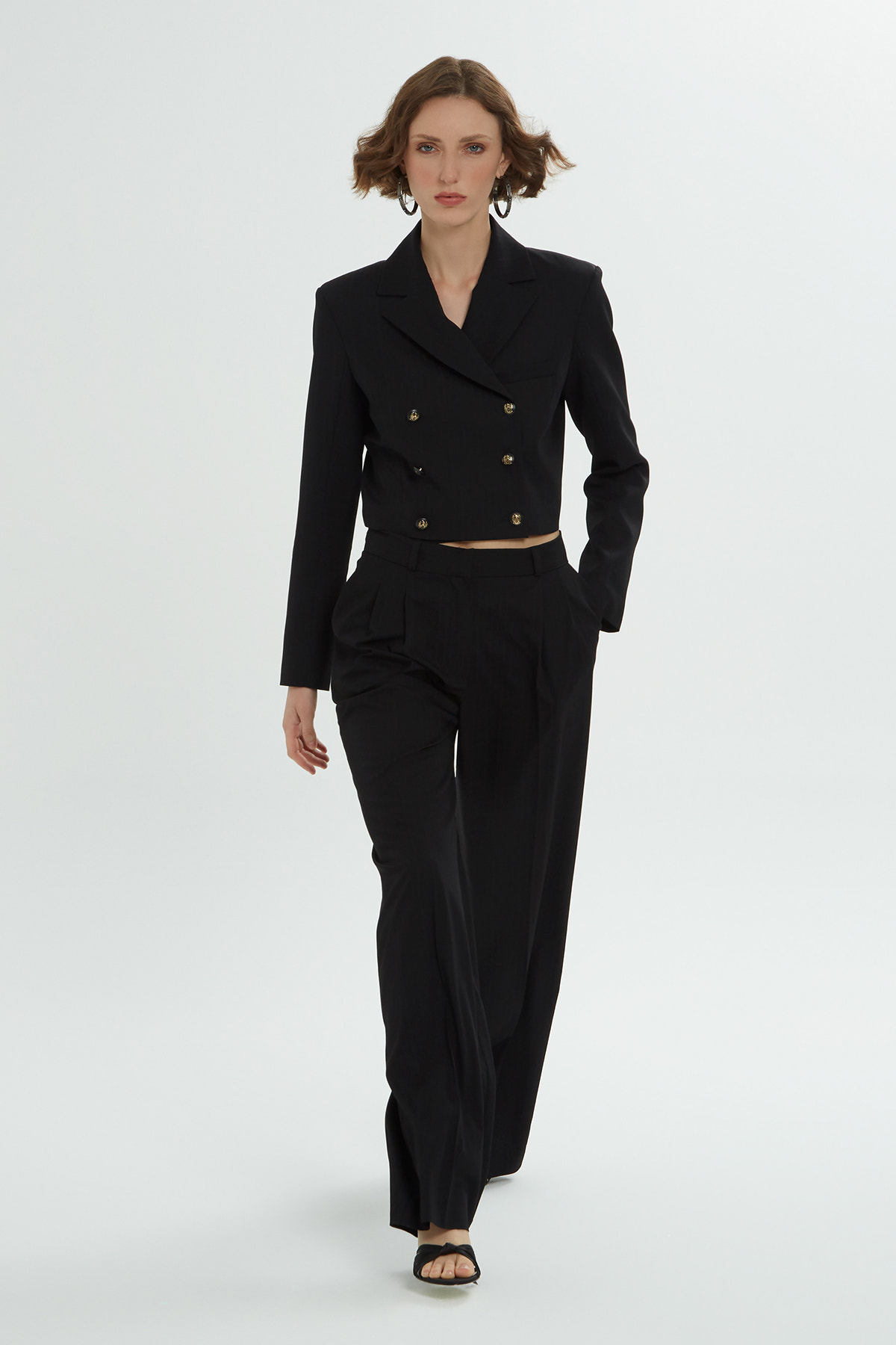 Kruvaze Kapamalı Kısa Ceketli Palazzo Pantolonlu Takım