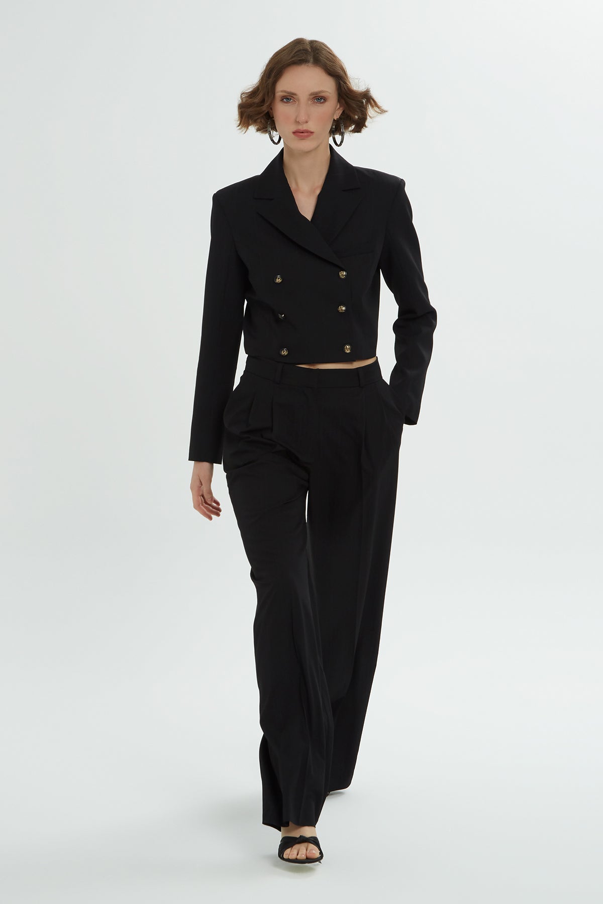 Kruvaze Kapamalı Kısa Ceketli Palazzo Pantolonlu Takım