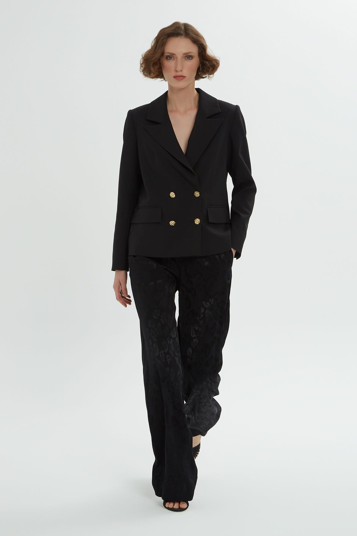 Kruvaze Kapamalı Sırtı Jakarlı Pantolonlu Takım