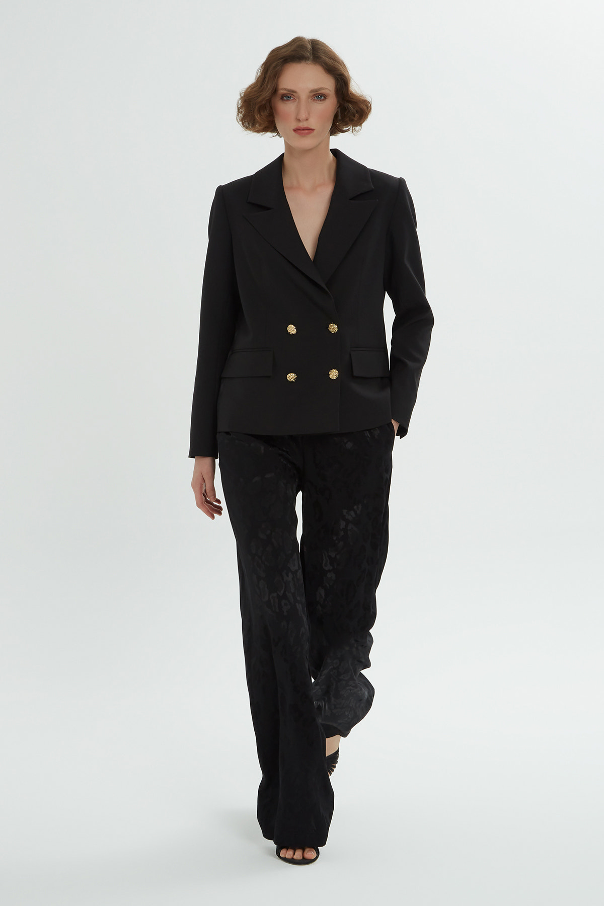 Kruvaze Kapamalı Sırtı Jakarlı Pantolonlu Takım