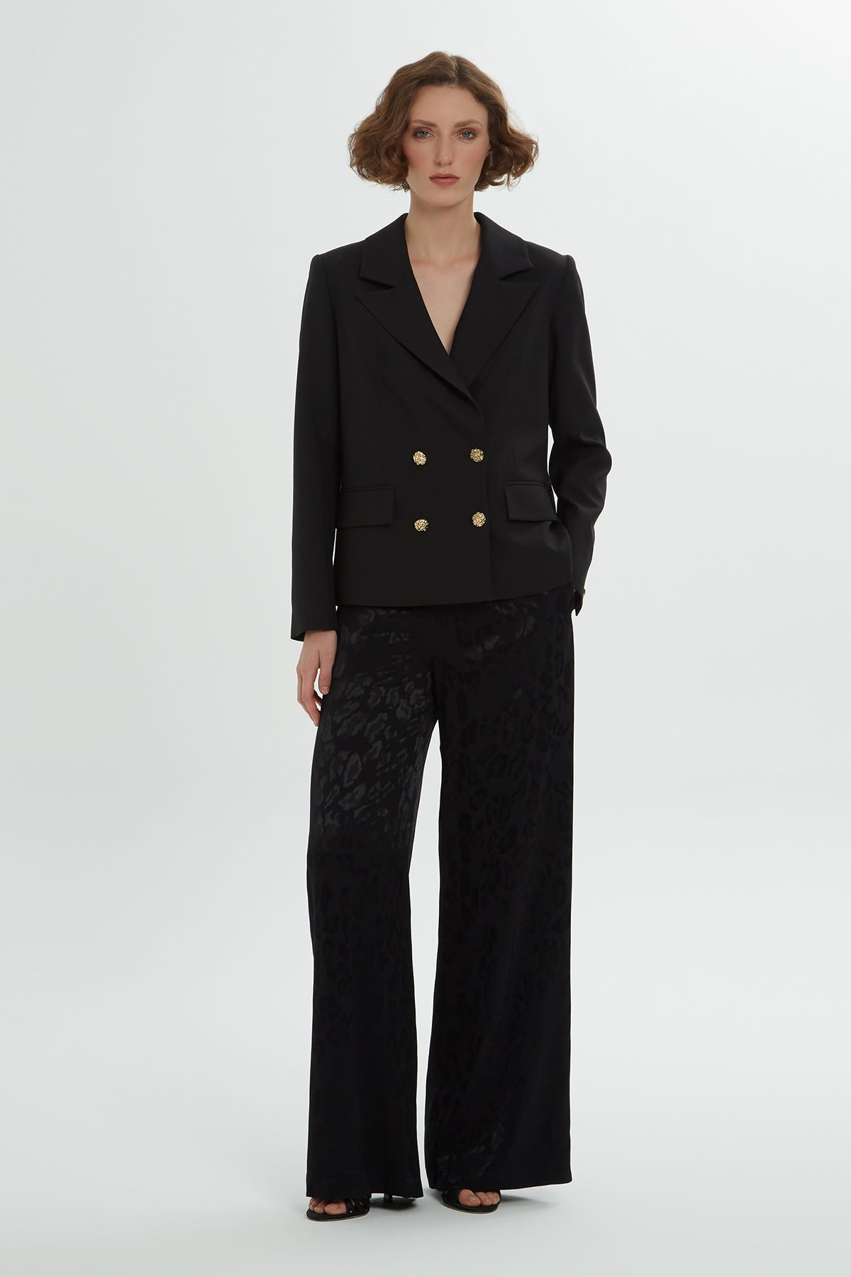 Kruvaze Kapamalı Sırtı Jakarlı Pantolonlu Takım