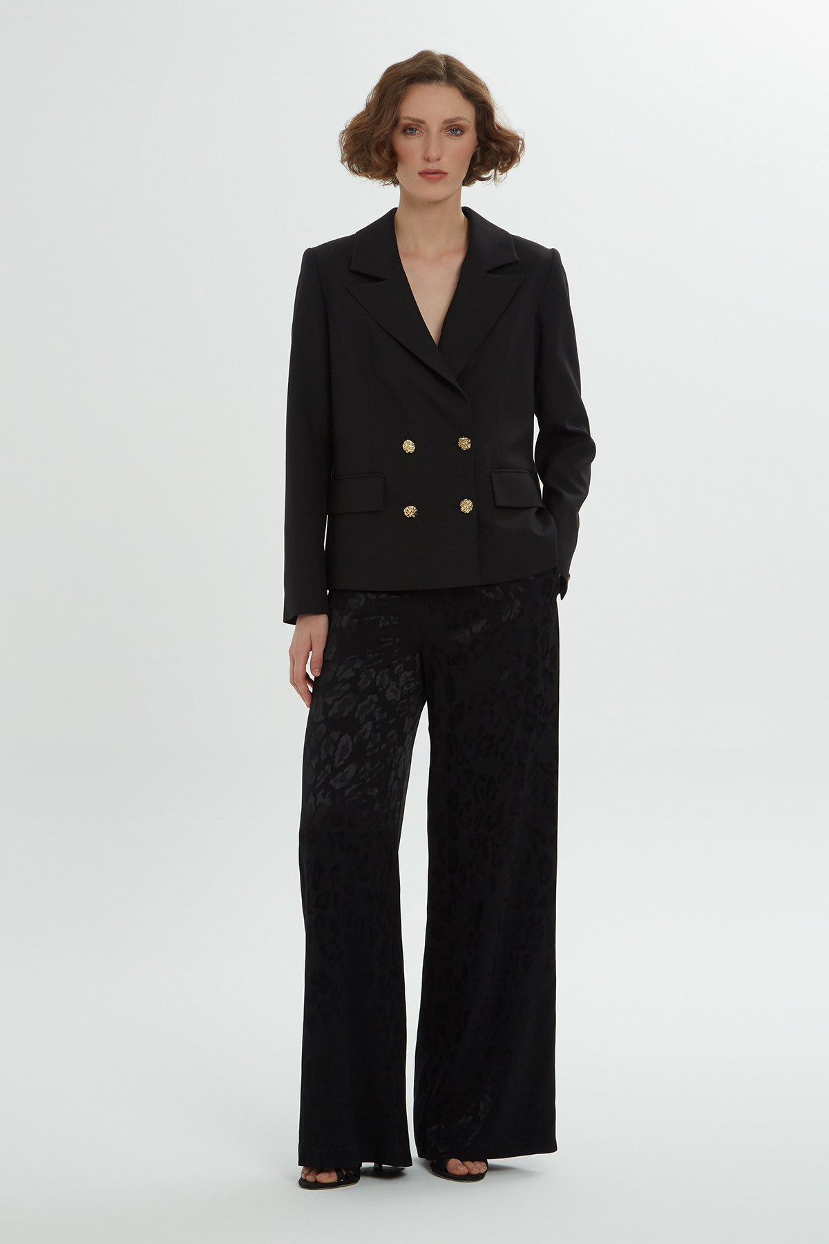 Kruvaze Kapamalı Sırtı Jakarlı Pantolonlu Takım