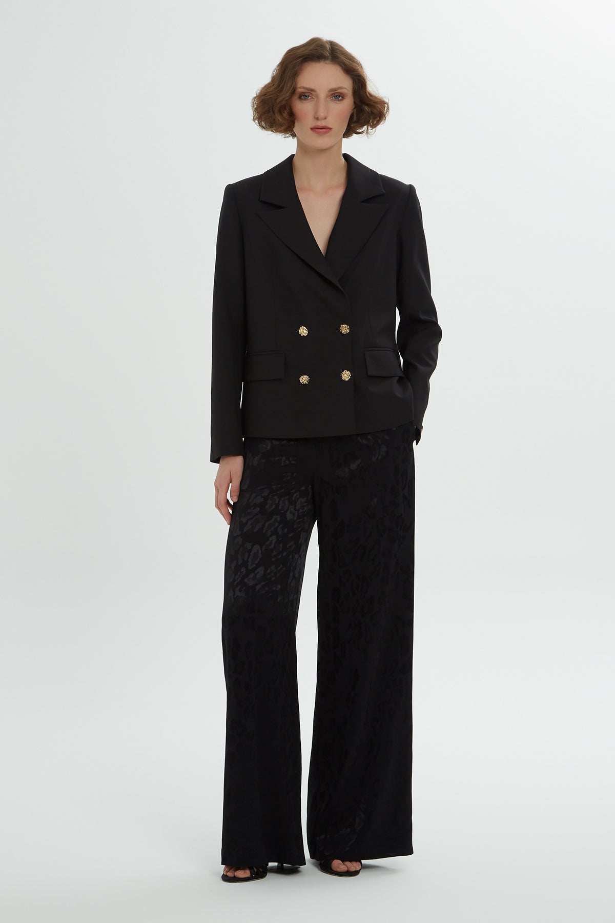 Kruvaze Kapamalı Sırtı Jakarlı Pantolonlu Takım