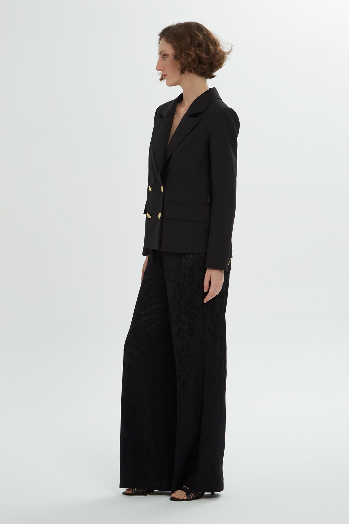 Kruvaze Kapamalı Sırtı Jakarlı Pantolonlu Takım