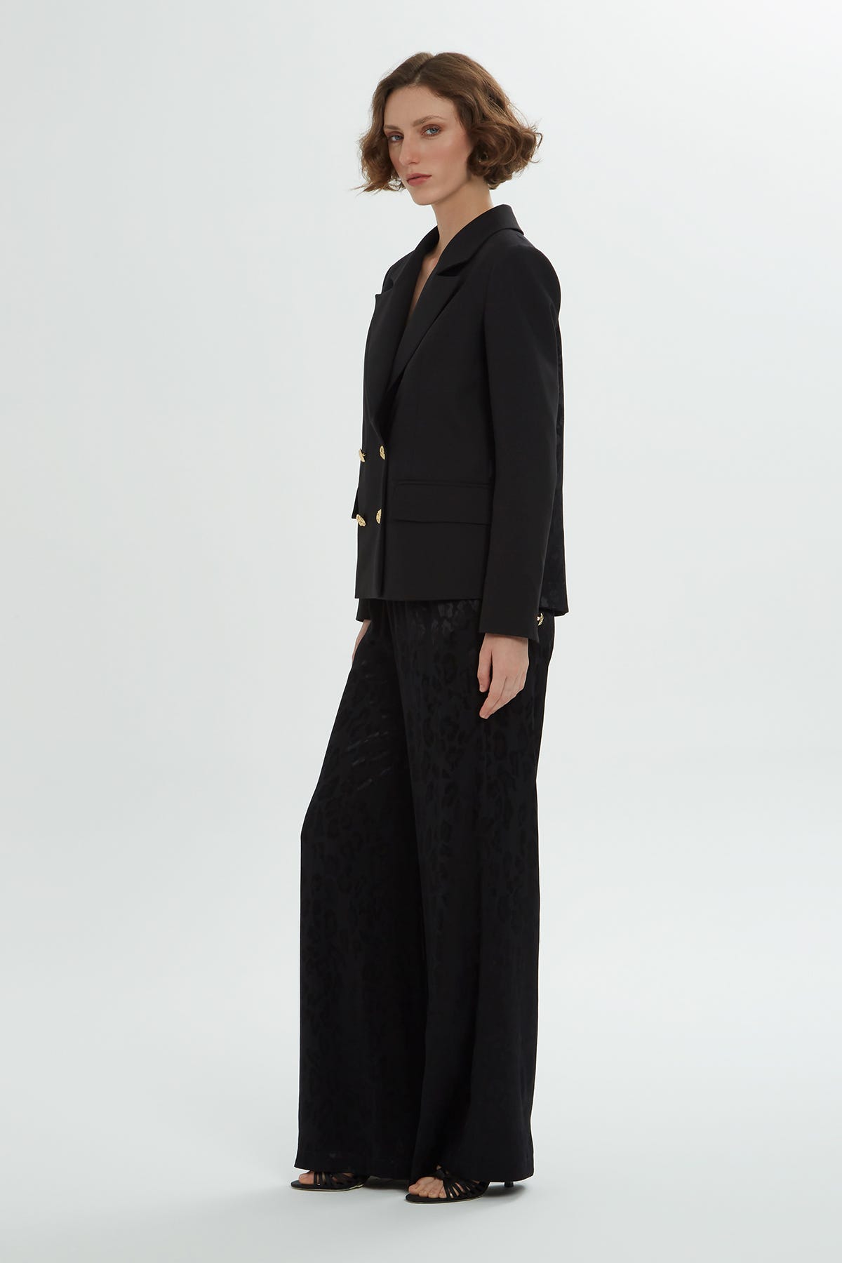 Kruvaze Kapamalı Sırtı Jakarlı Pantolonlu Takım