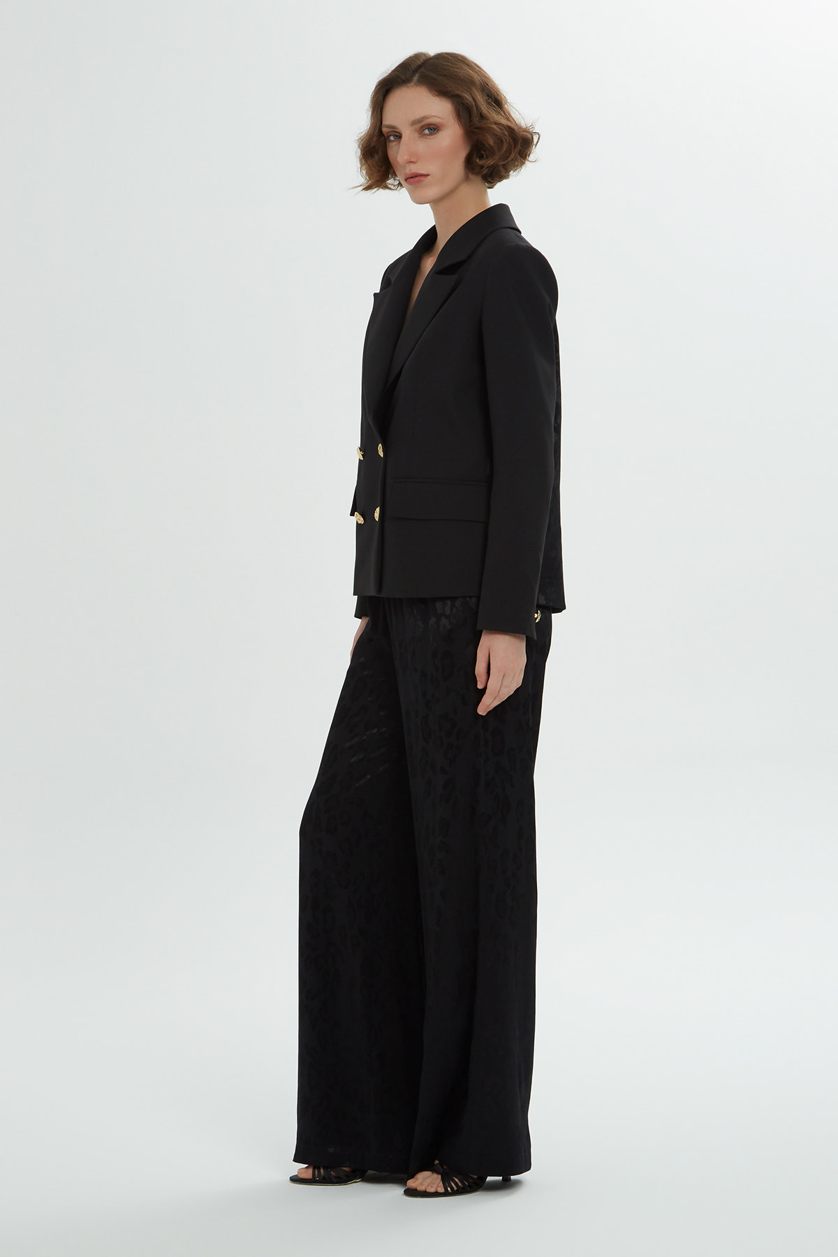 Kruvaze Kapamalı Sırtı Jakarlı Pantolonlu Takım