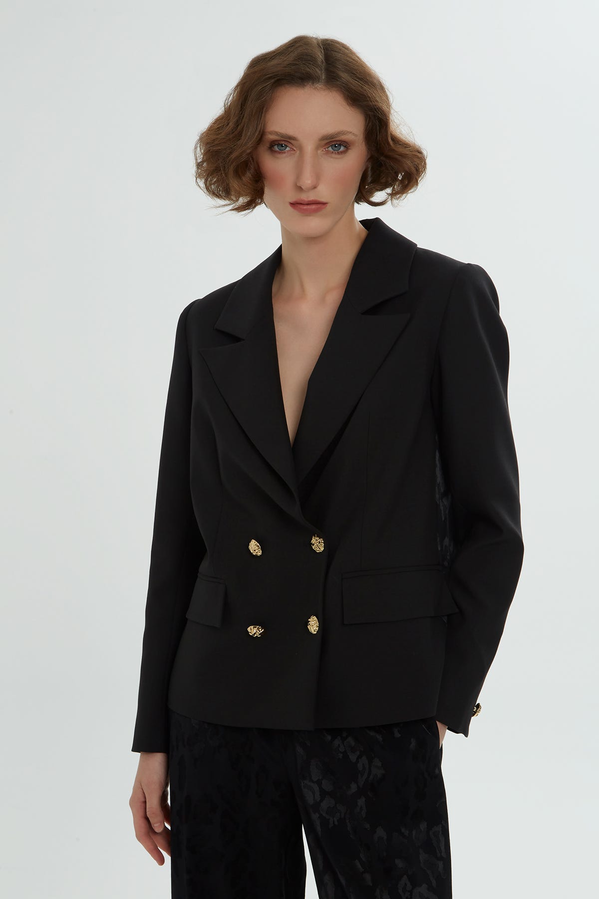 Kruvaze Kapamalı Sırtı Jakarlı Pantolonlu Takım