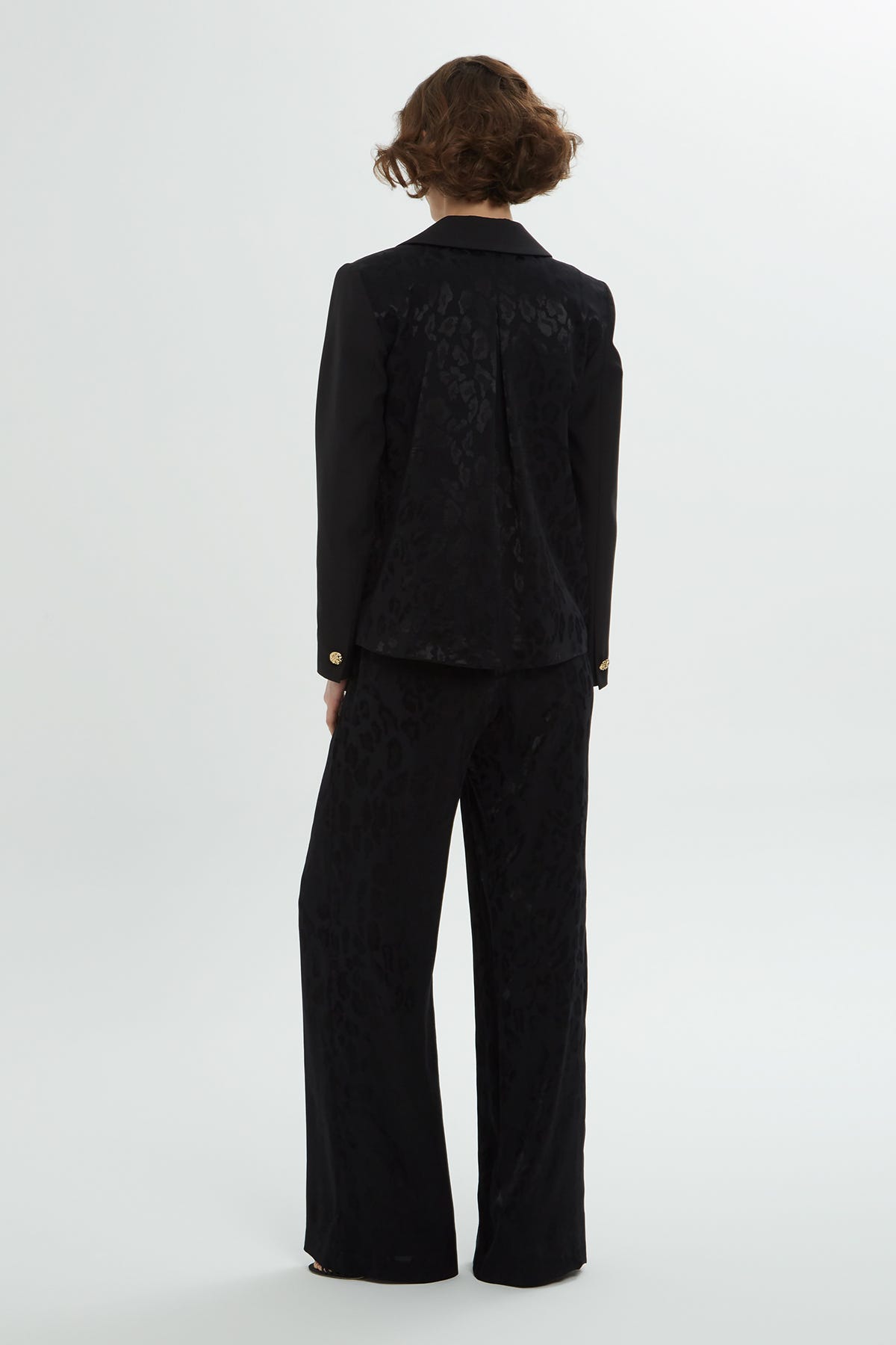 Kruvaze Kapamalı Sırtı Jakarlı Pantolonlu Takım