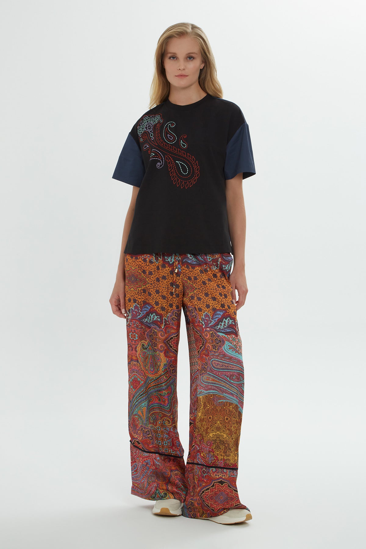 Yuvarlak Yaka Nakış Boncuk İşlemeli Kısa Kollu T-Shirt