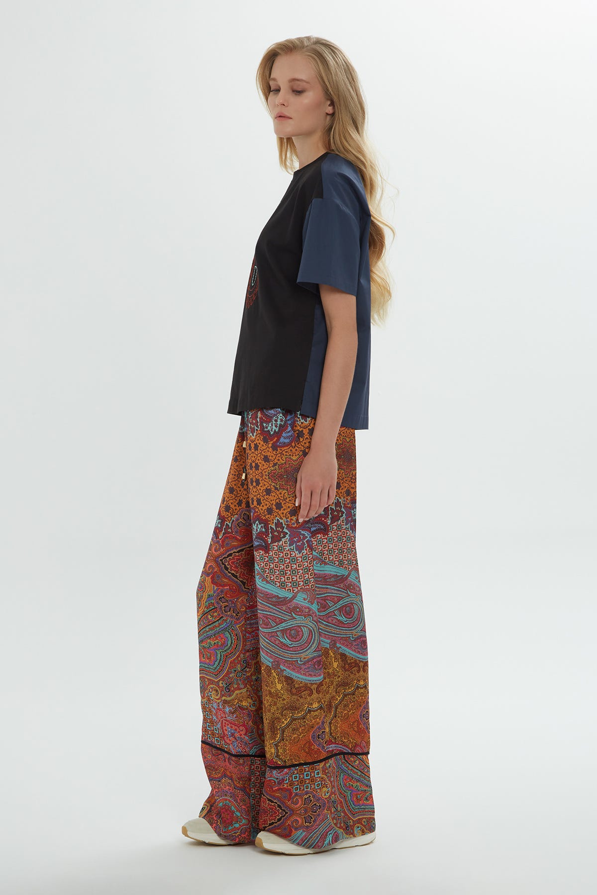 Yuvarlak Yaka Nakış Boncuk İşlemeli Kısa Kollu T-Shirt