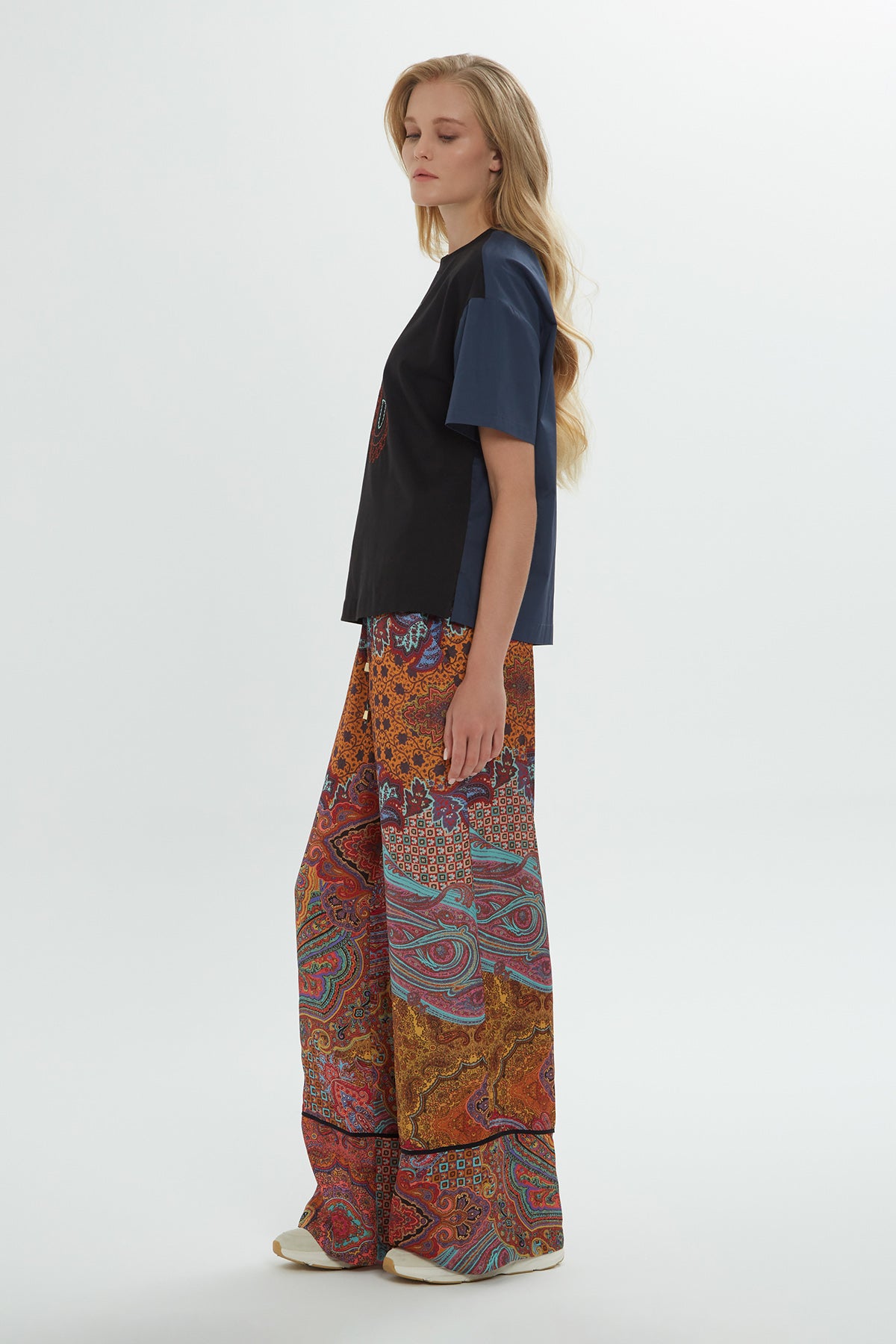 Yuvarlak Yaka Nakış Boncuk İşlemeli Kısa Kollu T-Shirt