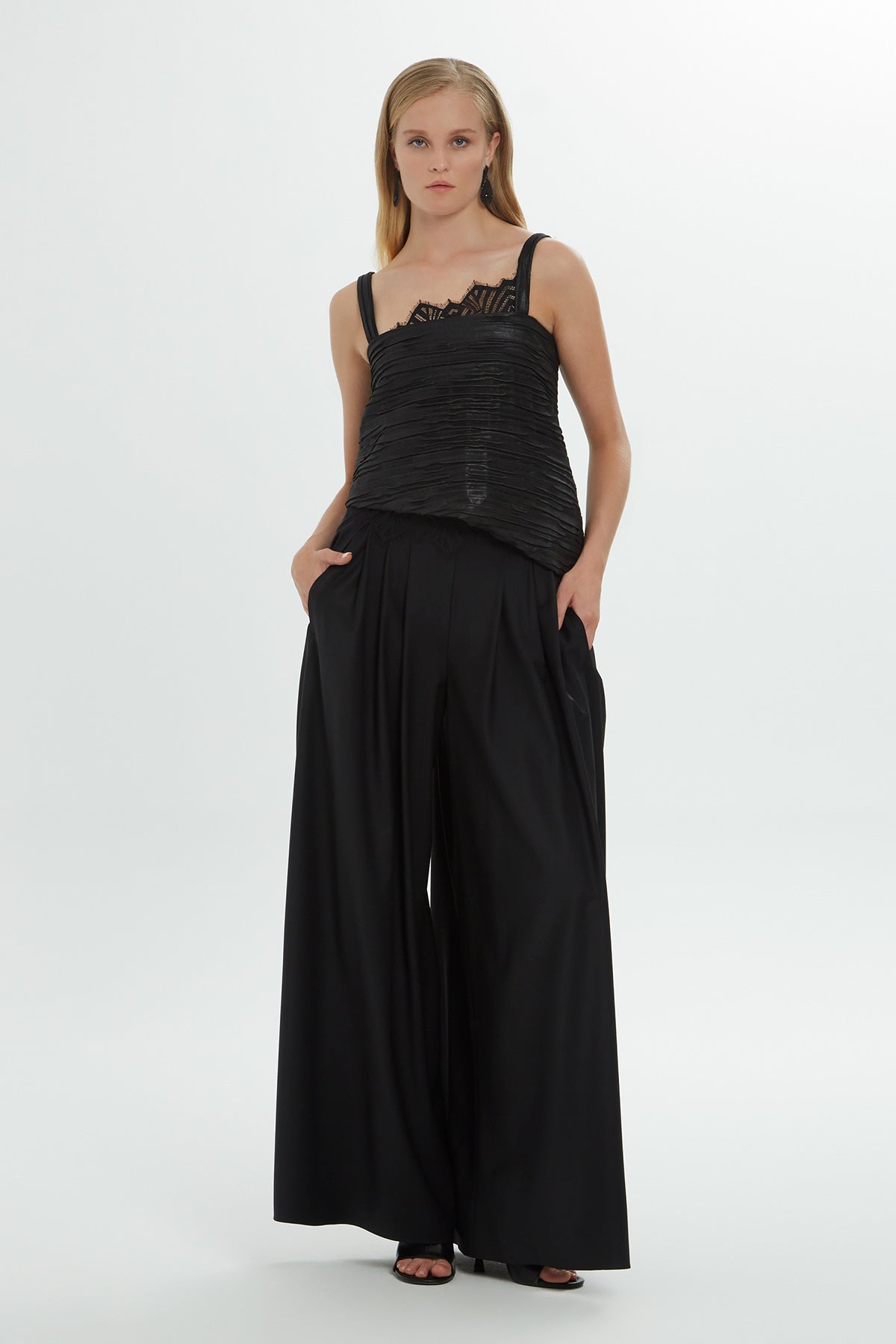 Kalın Askılı Dantel Detaylı Asimetrik Bluz